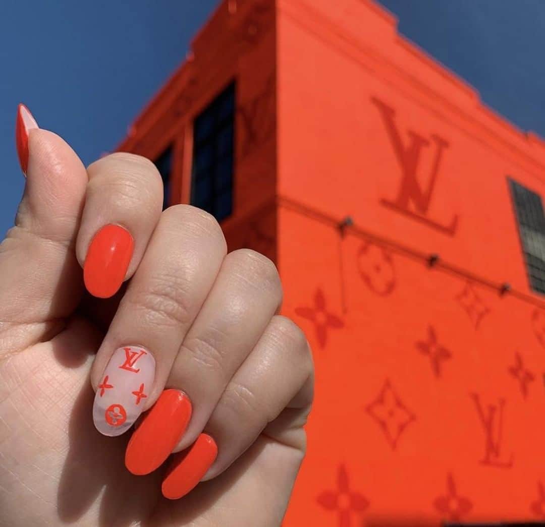 OPIさんのインスタグラム写真 - (OPIInstagram)「Because neon is the new neutral. Have you tried our #OPINeons collection yet?⁠ ⁠ @ashleygnails layered #OrangeYouARockstar over red for this vibrant nail shade!⁠ ⁠ #neon #louisvuitton #orange #nails #opi #nailart #naildesign #designer #nailpolish #weekend」7月7日 7時00分 - opi