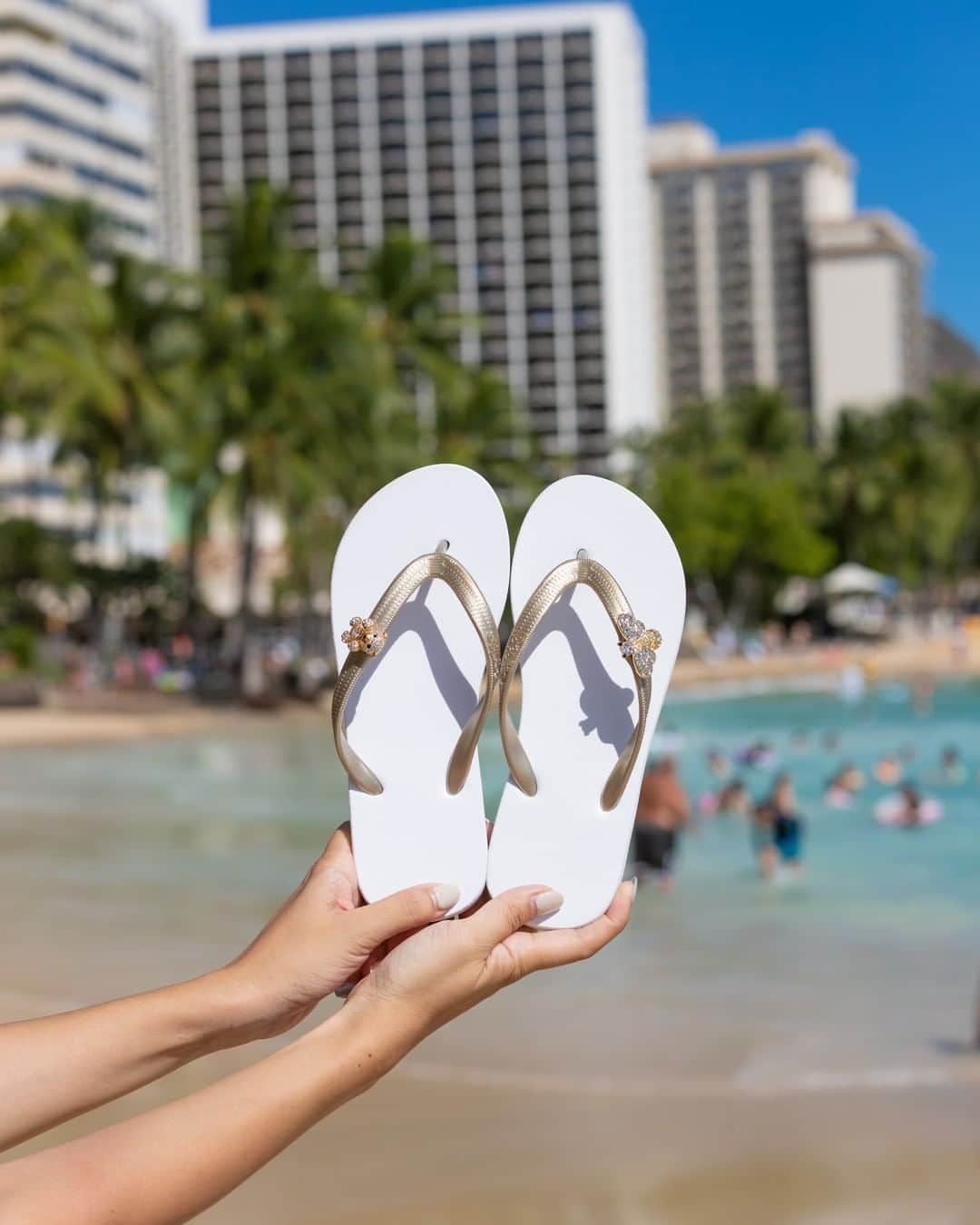 Popits Hawaiiさんのインスタグラム写真 - (Popits HawaiiInstagram)「YESSS! 50% OFF on select items until tomorrow (ONLINE ONLY)😘 See how select styles look on you in @popitshawaii 👡⁠ ⁠ ⁠ #popitshawaii #ポピッツ #sandals #charms #alohastate #luckywelivehawaii #waikiki #footwear #thong #happyfeet #flipflops #slippers #ハワイ #ハワイ旅行 #ハワイ好き #ハワイ大好き #ハワイ好きな人と繋がりたい #ビーチサンダル #フラ #フラダンス #占い #808 #4thofjuly」7月7日 7時00分 - popitshawaii