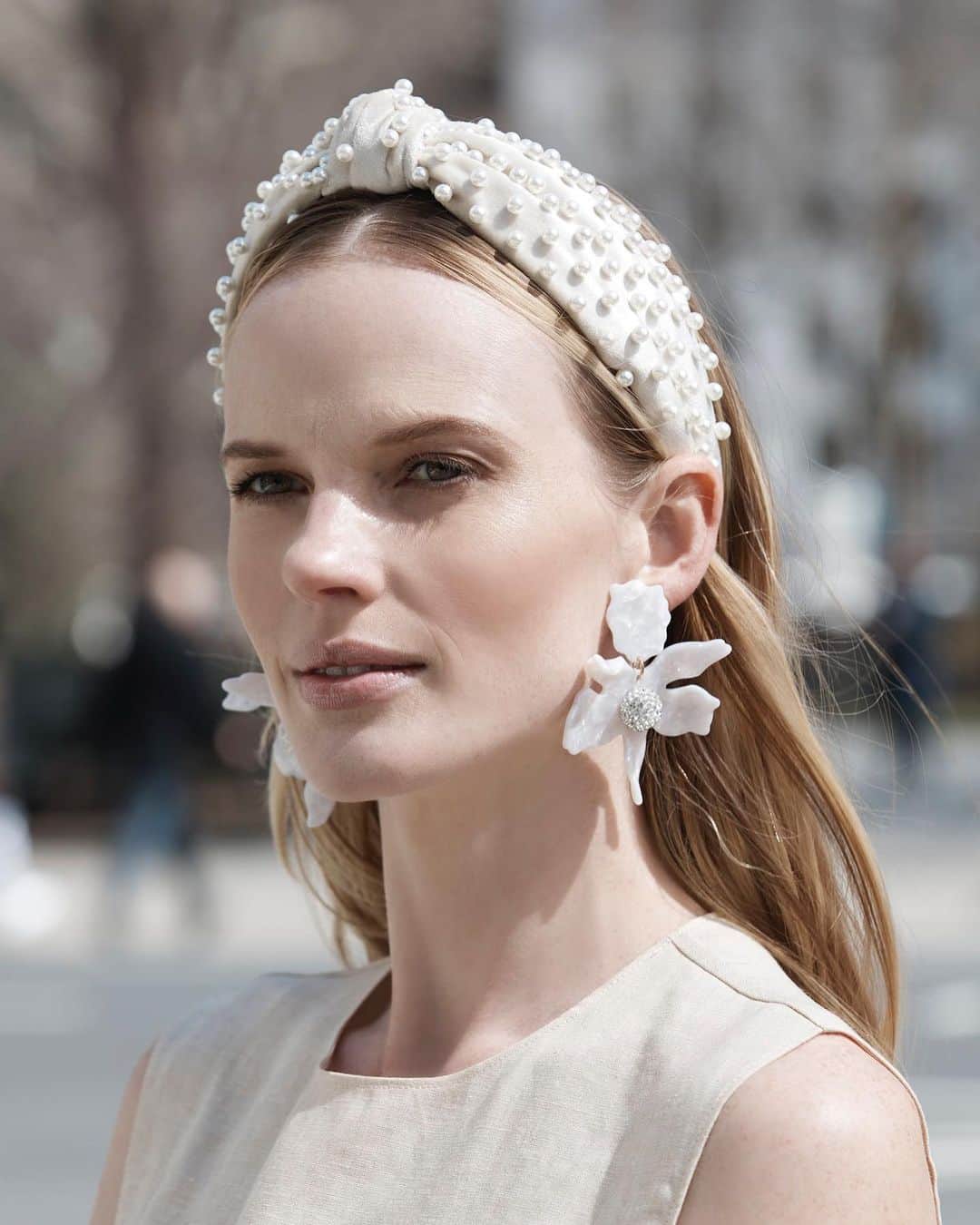 Saks Fifth Avenueのインスタグラム：「NAME TO KNOW: @lele_sadoughi is an accessory sensation. Her designs are a testament to maximalism with details like ornate pearls and touches of luxe velvet. #SaksStyle」
