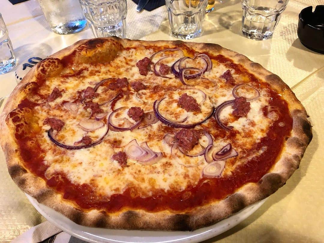 吉原珠央さんのインスタグラム写真 - (吉原珠央Instagram)「Family Dinner ♫  #地元の人しかいない #ピザ #この大きさで6€！ #イタリア人 #18時に家に集合 #レストランに向かったのは20:30 #みんな自由（笑） #陽気 #外が好き #夕食が遅い #pizza」7月7日 6時54分 - tamaoyoshihara