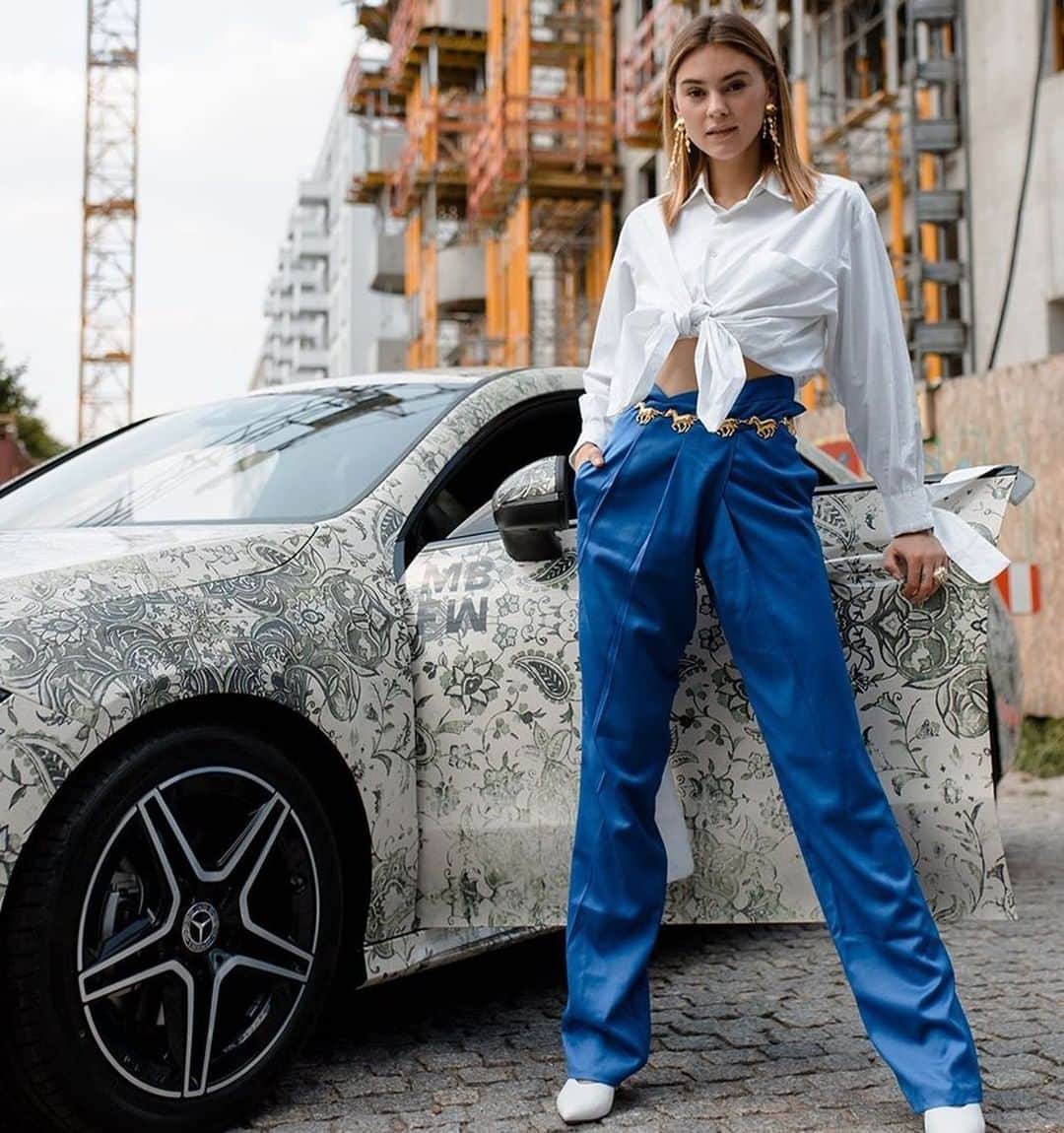 メルセデス・ベンツさんのインスタグラム写真 - (メルセデス・ベンツInstagram)「@StefanieGiesinger all dressed up and ready for @MBFW.Berlin 💫. The German model kicks back beside a very special @MercedesBenz designed by @TheGlassPunk. We love 💘 [Mercedes-Benz CLA 180 | Kraftstoffverbrauch kombiniert: 5,7-5,4 l/100 km | CO₂-Emissionen kombiniert: 130-123 g/km | http://mb4.me/nefz]  #Shesmercedes #MercedesBenz #CLA #MBFWBerlin #MBFW #StefanieGiesinger #Fashion #Style #Fashionweek @shesmercedes @mercedesbenzfashion 📷 by @TonyaMatyu」7月7日 6時55分 - mercedesbenz