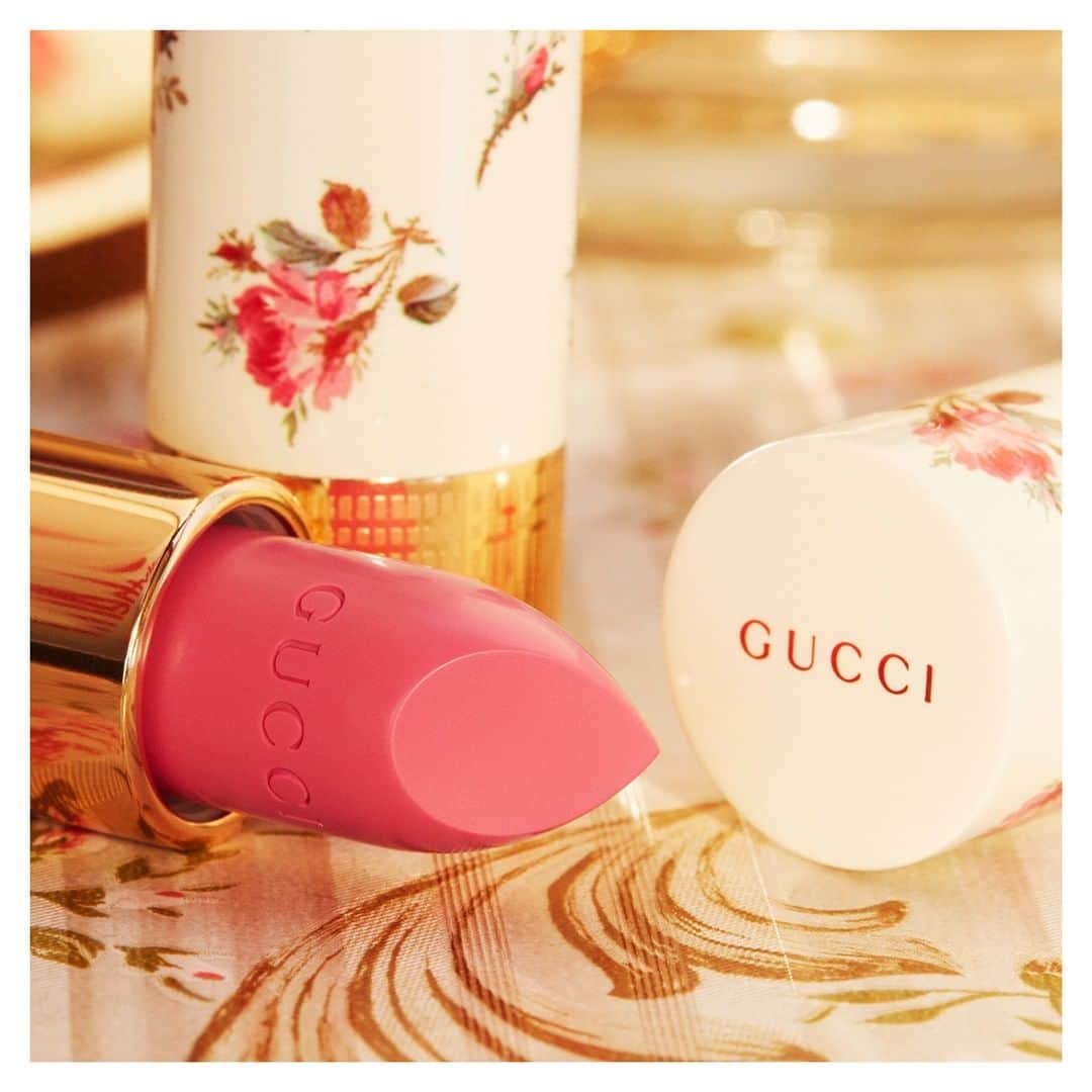 グッチさんのインスタグラム写真 - (グッチInstagram)「Sheer @guccibeauty lipstick Rouge à Lèvres Voile by @alessandro_michele leaves an imprint of luminous colour on the lips like a memory. The collection’s pop colour palette of 18 shades includes 301 ‘Mae Coral’ rosy pink. #AlessandroMichele Discover the #GucciBeauty sheer lipsticks through link in bio.」7月7日 6時55分 - gucci