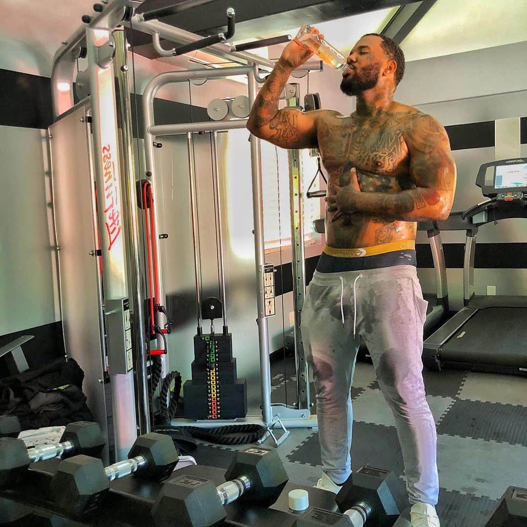 ゲームのインスタグラム：「@vossworld keep me hydrated. Gotta work off that bbq & then tequila shots #WeekendGrind」