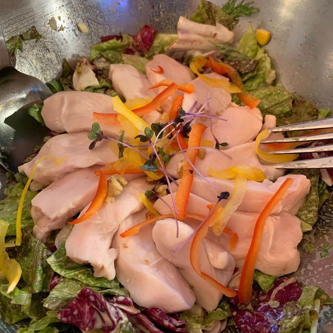 水木一郎さんのインスタグラム写真 - (水木一郎Instagram)「体に優しい料理。低カロリーでお腹いっぱいになっちゃう #鳥のモモ肉サラダ。とにかくデカいＺ! #ランチ #ブロッコリー  #わかめスープ #水木一郎」7月7日 7時22分 - ichiromizuki