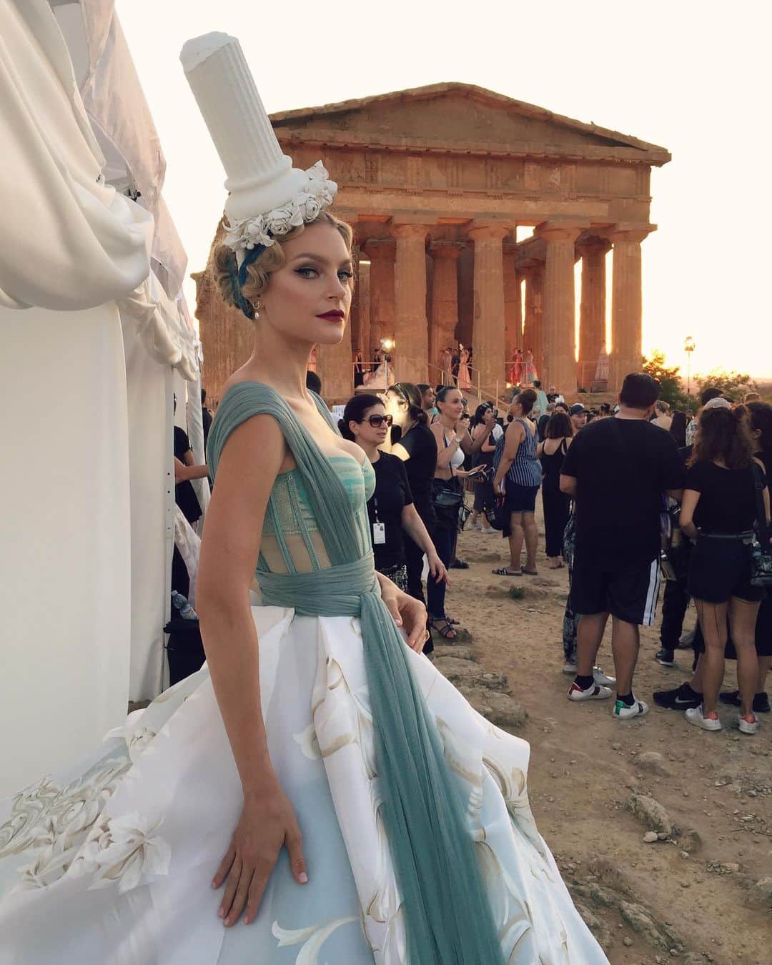 ジェシカ・スタムのインスタグラム：「@dolcegabbana #altamoda makes me feel like a goddess 🏹」