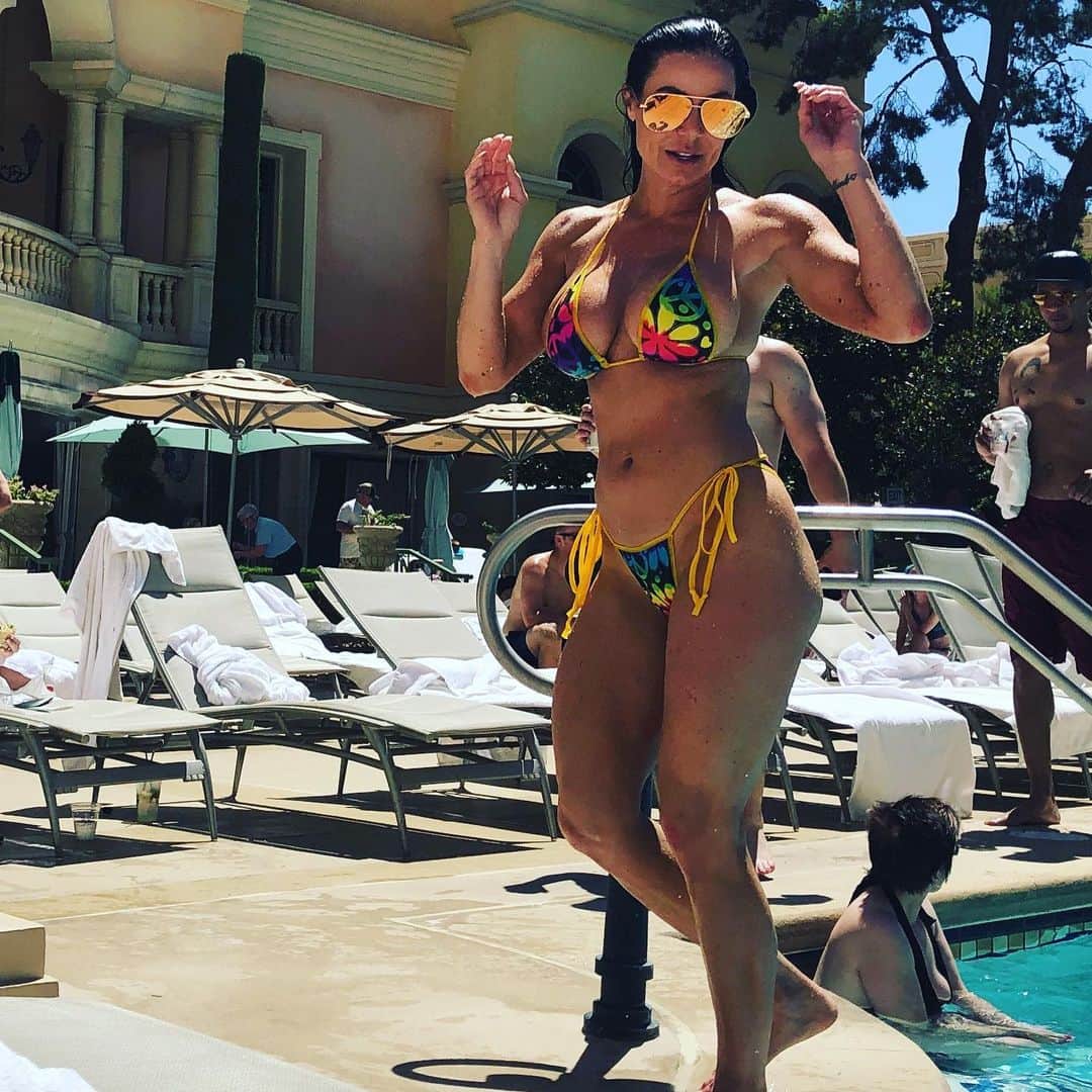Kendra Lustさんのインスタグラム写真 - (Kendra LustInstagram)「#Vegas 👙☀️ #poolside #sexy #bikini nice relaxing day .. resting up to get wild later tonight 🙌🏻 #ufc239 tonight can’t wait ..」7月7日 7時37分 - kendralust