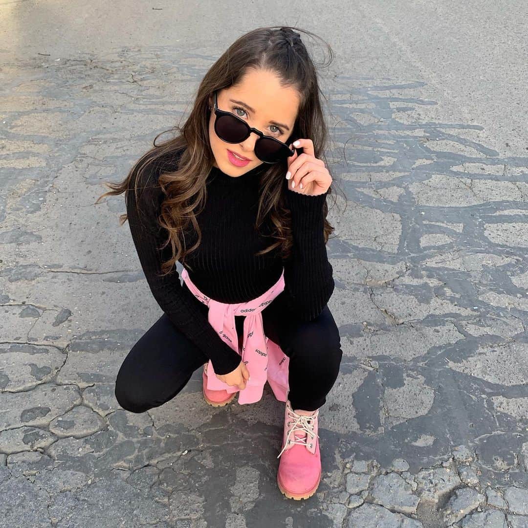 ミッチェル・オルベラのインスタグラム：「Una escapada para tomarme estas fotos... les gustan?🙊」