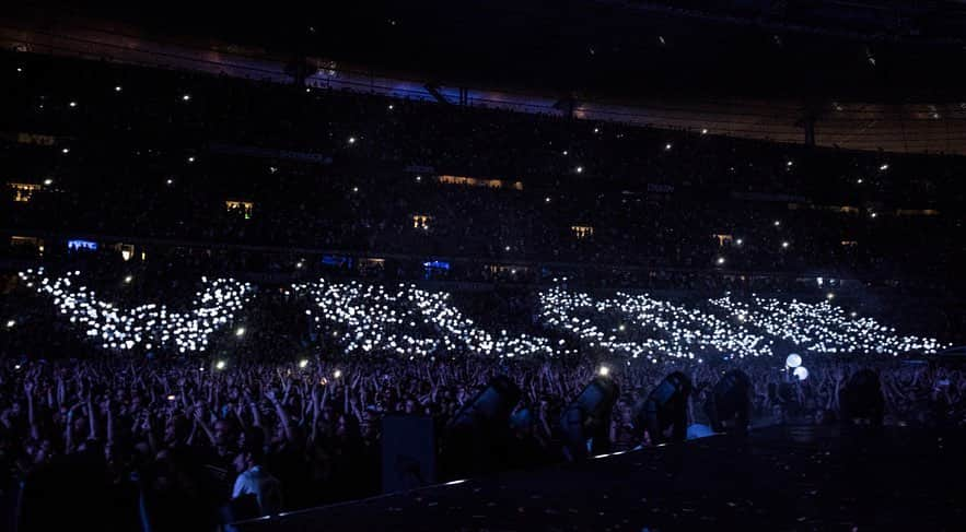 MUSEさんのインスタグラム写真 - (MUSEInstagram)「We came from nothing, from nowhere, and nights like tonight remind us why we took this journey:  We’ve found our people!  Muse fans we love you all 💕 (How did you organise spelling out ‘welcome to the simulation’ with thousands of glowing balloons without us knowing??!) #welcometothesimulation 📸@hpvv」7月7日 7時42分 - muse