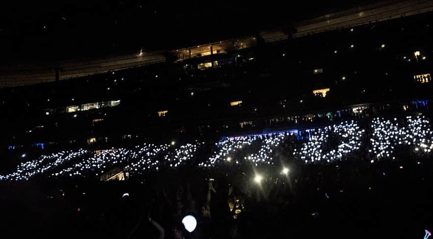 MUSEさんのインスタグラム写真 - (MUSEInstagram)「We came from nothing, from nowhere, and nights like tonight remind us why we took this journey:  We’ve found our people!  Muse fans we love you all 💕 (How did you organise spelling out ‘welcome to the simulation’ with thousands of glowing balloons without us knowing??!) #welcometothesimulation 📸@hpvv」7月7日 7時42分 - muse