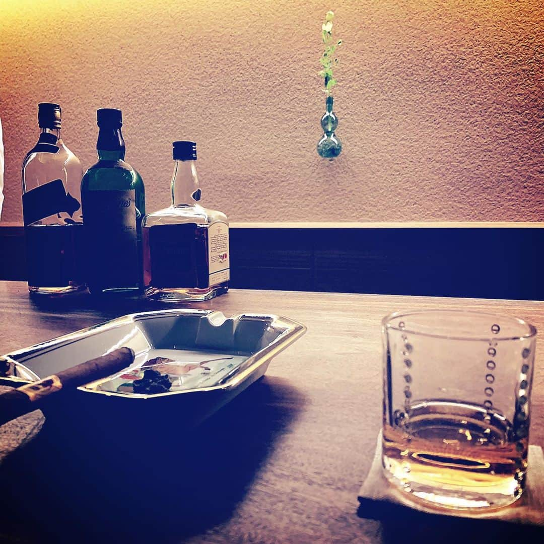 祐真朋樹さんのインスタグラム写真 - (祐真朋樹Instagram)「#bar  #whisky」7月7日 7時45分 - stsukezane