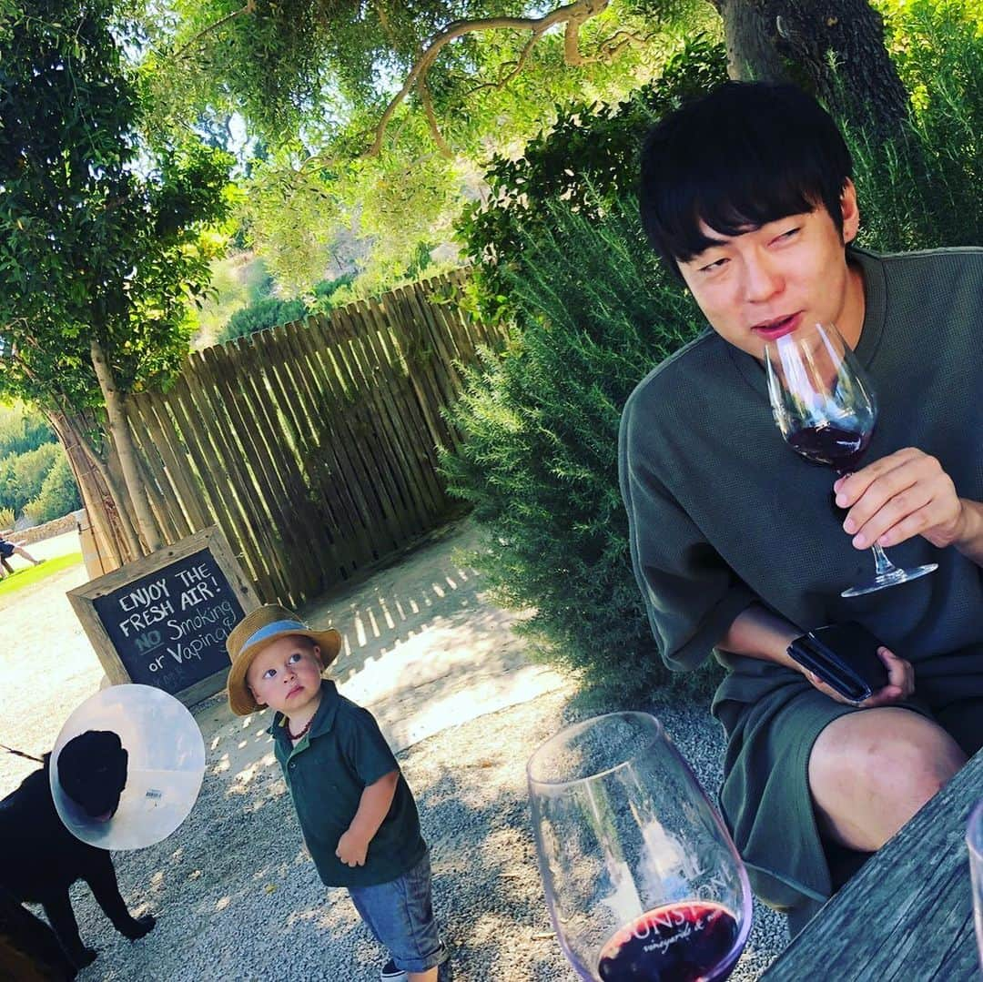 村本大輔さんのインスタグラム写真 - (村本大輔Instagram)「ワインを飲むアジア人が珍しいのかい？坊やと噛みつき犬よ  Are Asians who drink wine unusual?  Little boy and biting dog」7月7日 7時49分 - muramotodaisuke1125