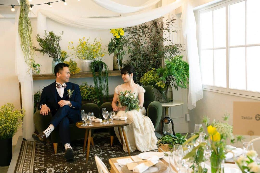 のインスタグラム：「・ ・ @hotel_emanon_wedding  大好きなスノボをやりたい！ 純粋にその気持ちだけで 乗り込んだワゴン みんなが初対面同士 ”はじめまして”から始まった相乗りの旅 ・ その中にあなたはいました ・ 長旅をともに過ごした私たち 滑りのスタイルが似ていたから いつの間にか スノボをする時はいつも一緒 ・ 次いつ行く？ そんな約束が当たり前になっていた ・ ・ 大好きなことが一緒だから いつだってふたりで分かち合える 『これから先もずっと楽しく過ごせるね』 いつしか2人の未来を描くようになった ・ いつもまでも私たちらしくACTIVEに さぁ今年はいつ行く？ We can not wait for first snow season as husband and wife! ・ ・ 渋谷南平台に佇む名もなきhotel noname hotel “HOTEL EMANON” これまでoriginal weddingのお手伝いを通じ おふたりだけの幾つものwedding dayを 名もなきhotelに刻んできました ・ そんなnoname hotel “HOTEL EMANON”が 生まれ変わりました ・ 時代の変化やTRENDを取り入れた よりPhotogenic空間 よりCawaii空間 よりElegant空間 より凛とした空間 ・ 日本中の花嫁ゴコロをくすぐる空間と時間を 名もなきhotelより新たにご提案致します ・ #weddingcircus #hotelemanon #weddingdress  #weddingflower #bridal #wedding #2019wedding #weddingdirection  #originalwedding #fashion  #花嫁 #プレ花嫁  #卒花嫁 #オリジナルウェディング  #結婚 #結婚式場 #結婚式 #結婚式準備 #結婚準備  #結婚式アイデア #写真 #1日1組貸切wedding  #結婚式レポ #結婚式レポート #ウェディング  #ブライダル #ウェディングフォト #入籍 #ウェディングフェア #ブライダルフェア」