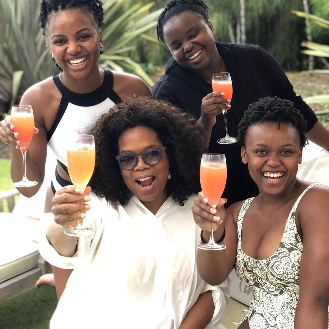 のインスタグラム：「Having our own Maui poolside melanin fest .. cheering on BFF @gayleking who’s interviewing FLF @michelleobama @essencefest !」