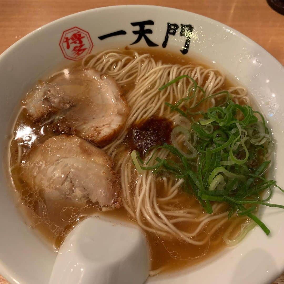 昴生さんのインスタグラム写真 - (昴生Instagram)「福岡2！！ #そしてやっぱり #〆は #ラーメン！ #福岡芸人の #マサル #オススメの #一天門 さん！ #和風出汁のとんこつスープで #あっさり！ #青ダレと赤ダレの２つから選べて #おれは青ダレ！ #唐辛子がピリッと効いててうまい！ #起きてまた食べたくなってる！ #さすがマサル！ #ええとこ教えてくれる！ #まさかの亜生と同期！ #まさにあっさりとこってり！ #福岡の夜 #またしても最高でした！ #次は富山！」7月7日 8時10分 - mikikousei