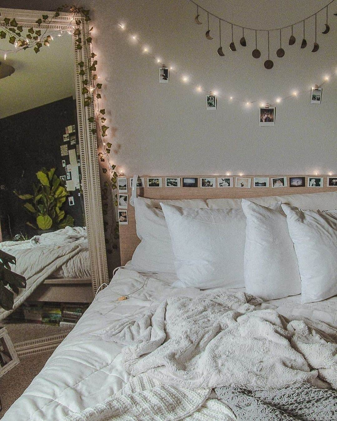 Urban Outfittersさんのインスタグラム写真 - (Urban OutfittersInstagram)「Instax pics as headboard decor—we're inspired, @mkennajoe. #UOHome @UrbanOutfittersHome」7月7日 8時03分 - urbanoutfitters