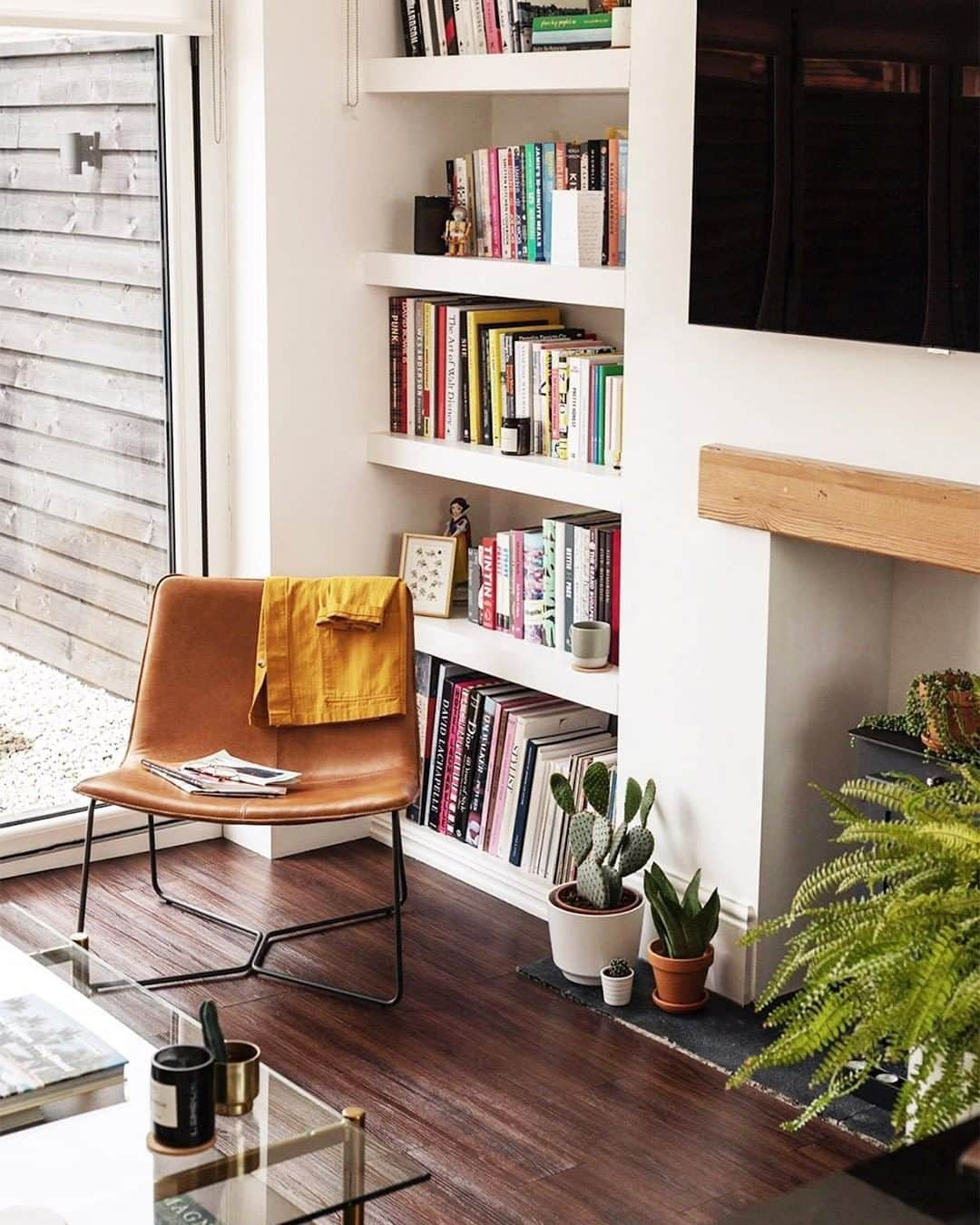 west elmさんのインスタグラム写真 - (west elmInstagram)「Show us your weekend spot! We'll go with this reading nook from @mat_buckets. ☺️ Share your style by tagging @westelm. #mywestelm #weekendvibes #readingnook #booknook #livingroom #builtinbookshelf #fireplace #summerreading」7月7日 8時07分 - westelm