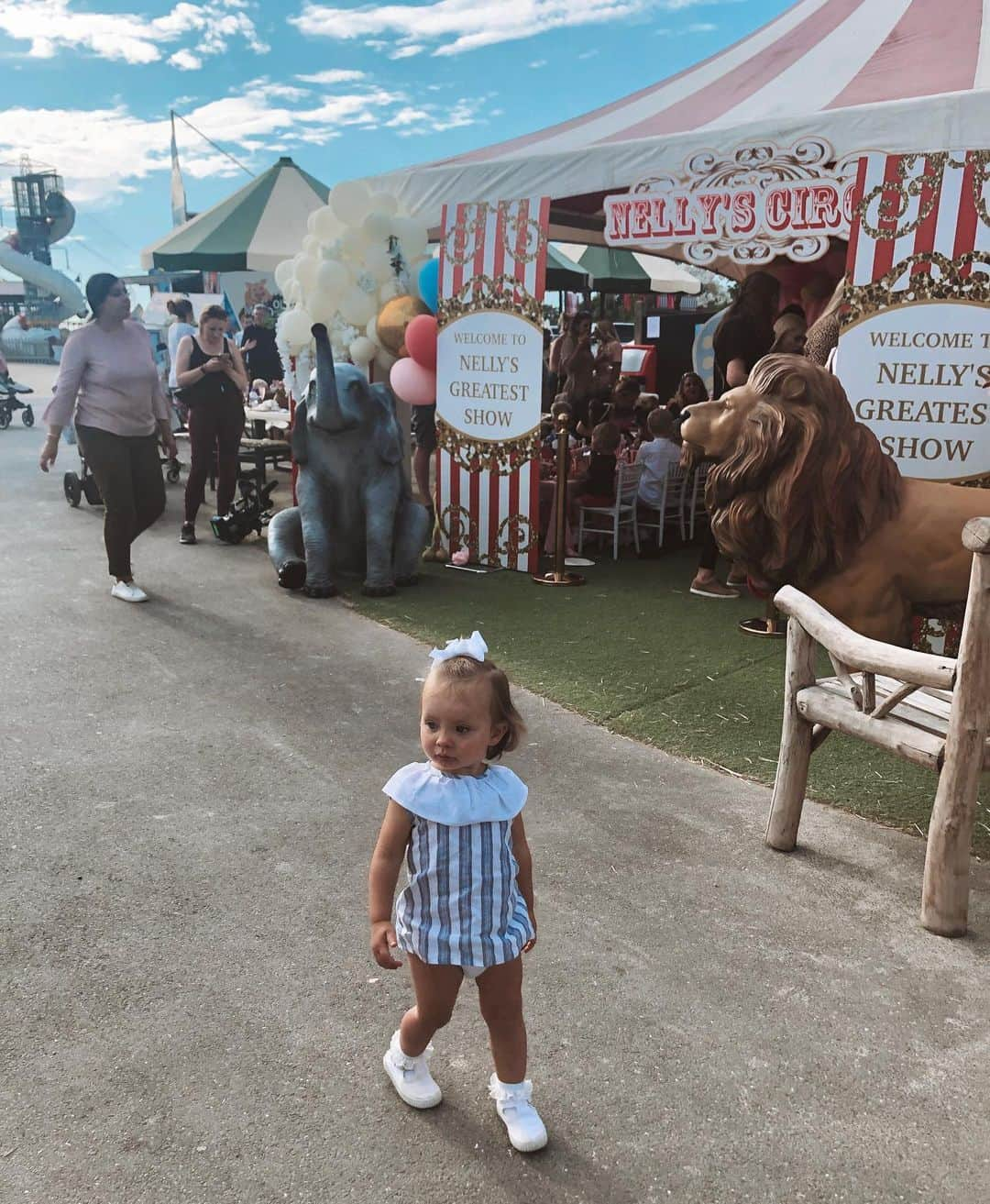 ファーン・マッキャンさんのインスタグラム写真 - (ファーン・マッキャンInstagram)「This is me 🎪♥️. ________________________________________________ Nelly’s 5th birthday party was out of this world. Thankyou @billiefaiersofficial @gregory_shep Sunday had the best time ♥️ {Sunday’s outfit & shoes are from @littleleggs144 } #thegreatestshowman」7月6日 23時10分 - fernemccann