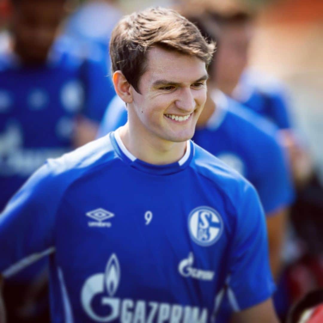 シャルケ04さんのインスタグラム写真 - (シャルケ04Instagram)「Ein glücklicher Benito! 😬🙂😬 . . Happy Benito! 😬🙂😬 . . #S04 #Schalke #Knappen #Königsblau @ramanbenito #🔵⚪️ #instahappy #Happy #Smile #Futbol #Football #Soccer」7月6日 23時11分 - s04