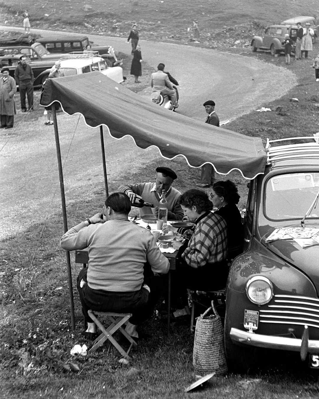lifeさんのインスタグラム写真 - (lifeInstagram)「Spectators enjoying a picnic and wine as they wait for the cyclists to go by during the Tour de France in 1953. (Frank Scherschel—The LIFE Picture Collection/Getty Images) #TourdeFrance #Cyclists #France」7月6日 23時16分 - life