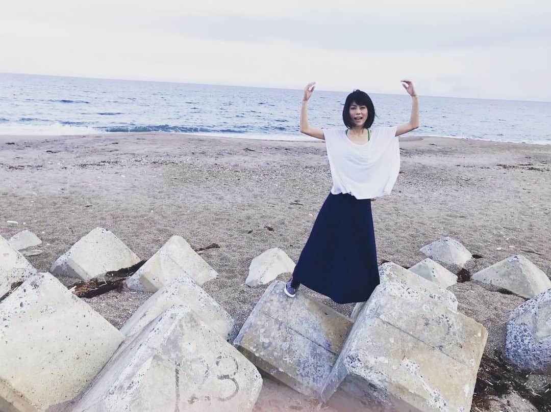 芳野友美さんのインスタグラム写真 - (芳野友美Instagram)「先日のスチール撮影のオフショット！ きっと何かの動きの途中なんだけど…何ポーズ？って写真が撮れました（笑）では皆さん久々にいきますかっ！！ 無茶振り#大喜利 ！！！ この写真で一言お願いしまーす☺︎ ----------------------------- 明日見てね❤︎ 7月7日（日）21：00～21：54 #日本テレビ 「#行列のできる法律相談所 」再現出演！」7月6日 23時19分 - yumi_yoshino_1980