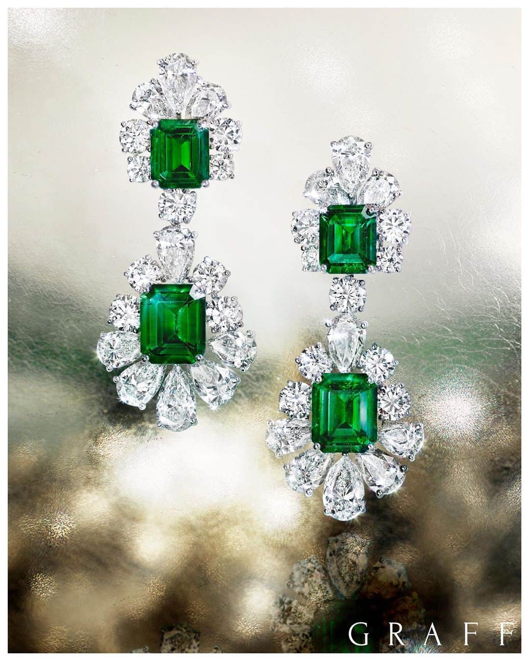 Graffさんのインスタグラム写真 - (GraffInstagram)「Rare treasures in the City of Lights. . #paris #graffdiamonds #highjewelry #hautejoaillerie #emeralds」7月6日 23時21分 - graff