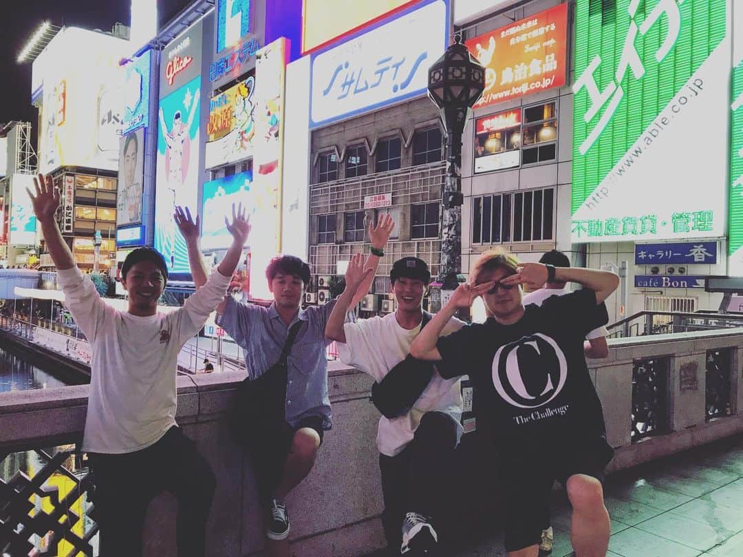 石川龍のインスタグラム：「久しぶりの大阪を満喫しています。 #ザチャレ #グリコ #道頓堀」