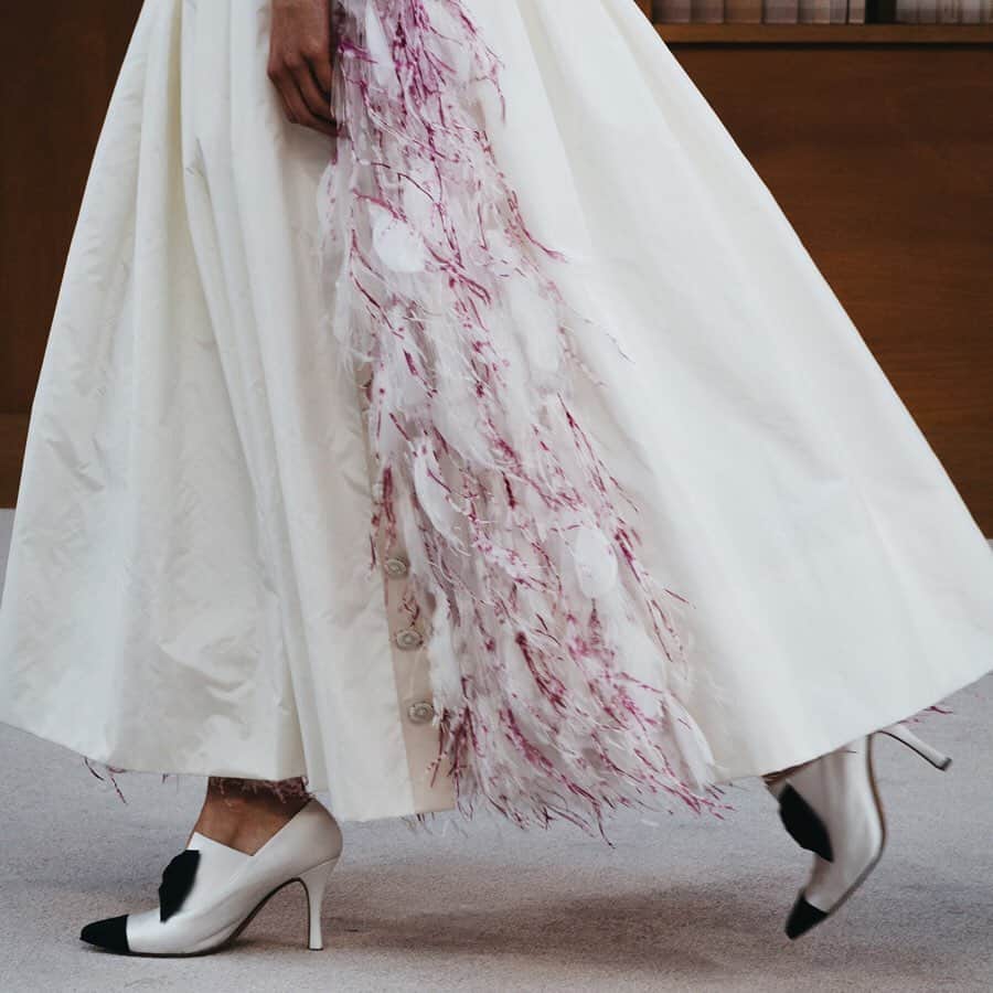 シャネルさんのインスタグラム写真 - (シャネルInstagram)「Look 62/70 — Fall-Winter 2019/20 #CHANELHauteCouture. #CHANEL #Lemarie #Massaro @maison_lemarie @massaro_paris @lea_jul Belted asymmetric dress in white taffeta embroidered by Lemarié with pink and white feathers.」7月6日 23時34分 - chanelofficial