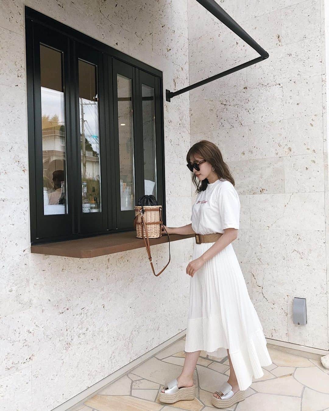 藤川沙弥のインスタグラム：「淡路島にオシャレなcaféができた🥺♥️﻿ しかもあの"幸せのパンケーキ"🥞﻿ ﻿ リゾートホテルのような空間を楽しめるし﻿ トロピカルなドリンクも豊富🌺﻿ ﻿ プールサイドでランチやスイーツを頂きながら﻿ 淡路島の綺麗な海を眺めながら﻿ プールサイドでリゾート気分🏝﻿ ﻿ お店は白を基調としてて綺麗だったな〜✨﻿ テラス席から綺麗な海が見えるし﻿ 夕暮れ時には綺麗な夕日を見えるのが最高🌇﻿ ﻿ しかもどの席からでもオーシャンビュー😍🌊﻿ ﻿ ﻿ ﻿ #幸せのパンケーキ #淡路島 #淡路島カフェ ﻿ #淡路島リゾート #淡路島テラス #淡路島スイーツ ﻿ #淡路島パンケーキ #ahappypancake #pancake ﻿ #cafe #パンケーキ巡り #パンケーキ食べたい ﻿ #サンセットロード #海沿いカフェ ﻿ #オーシャンビューカフェ」