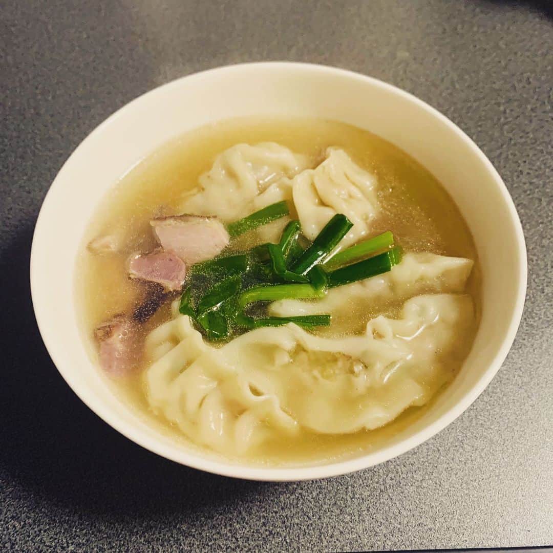のインスタグラム：「ベーコンと餃子のスープ。  餃子の、あんこがまーたたまんないんですよぇー✨  #ニラ #ベーコン #餃子 #ワンタン #雲呑 #男THE飯 #男THEスープ #夜食 #手料理 #yuta_ozawa #おざっつ #ozatts」