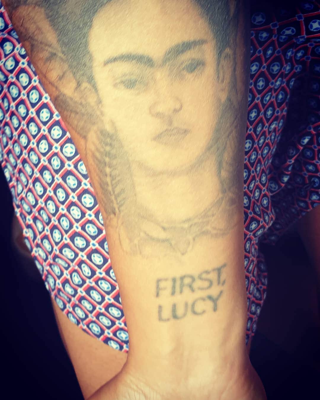 Emeli Sandéさんのインスタグラム写真 - (Emeli SandéInstagram)「Happy Birthday Frida! Thank you for your bravery, passion and genius. You taught me that even the most painful moments of life can be transformed into beauty and inspiration. I love having you here on my arm, a constant source of strength and a beautiful reminder of the incredible strength of the human spirit 💜 #happybirthdayfrida」7月6日 23時29分 - emelisande