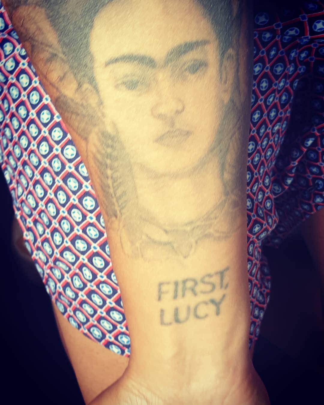 Emeli Sandéのインスタグラム：「Happy Birthday Frida! Thank you for your bravery, passion and genius. You taught me that even the most painful moments of life can be transformed into beauty and inspiration. I love having you here on my arm, a constant source of strength and a beautiful reminder of the incredible strength of the human spirit 💜 #happybirthdayfrida」