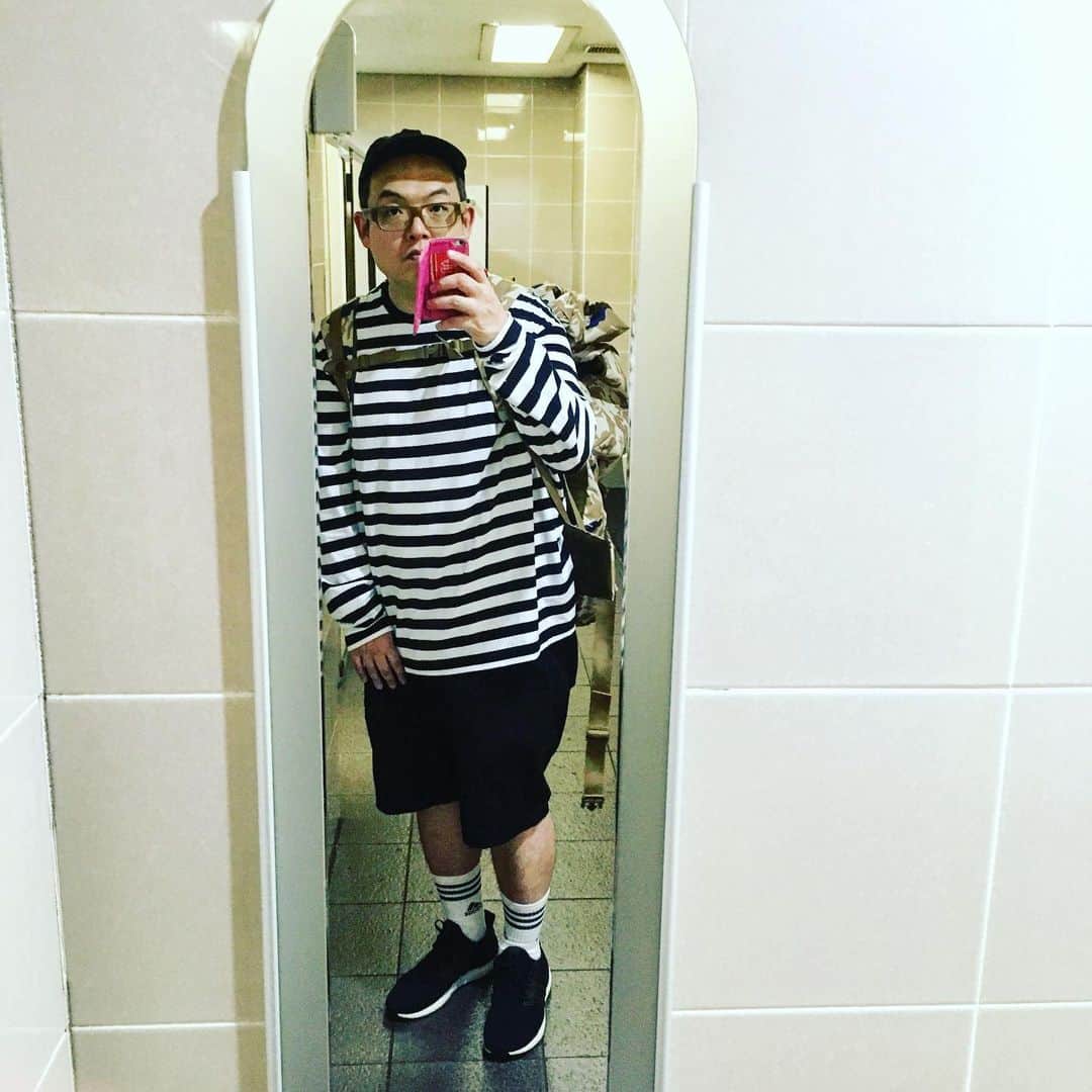のインスタグラム：「久々の全身写真、割とこぎれいにまとまったと思う  #coordinate #bordershirt #adidas #uniqlo #gosharubchinskiy #fashion」