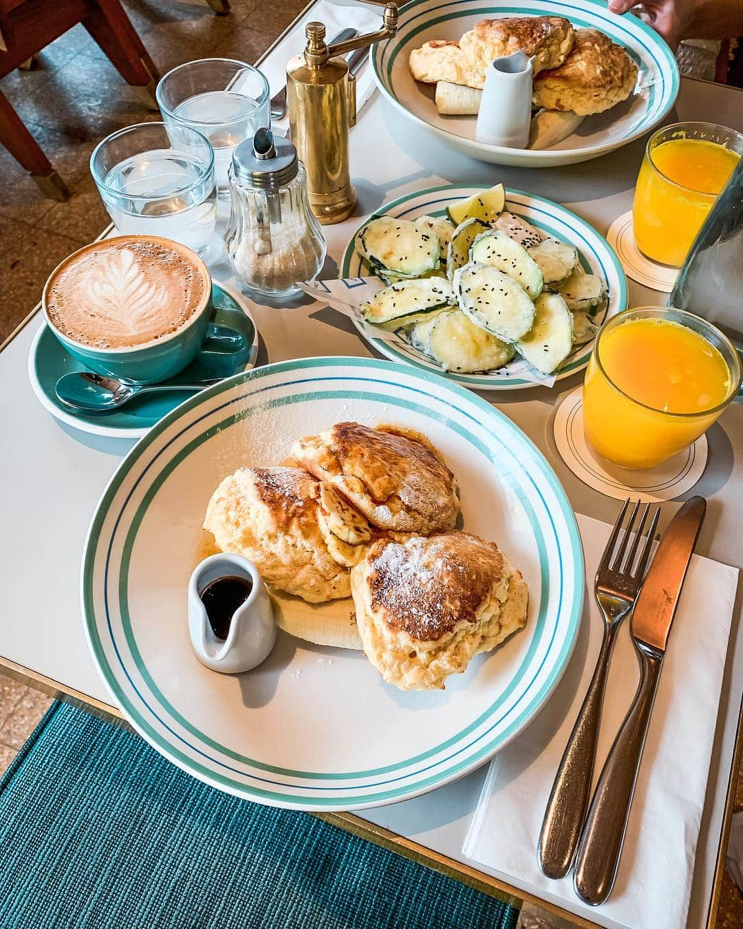 @LONDON | TAG #THISISLONDONさんのインスタグラム写真 - (@LONDON | TAG #THISISLONDONInstagram)「Worth the wait! @grangerandco #NottingHill for @MrLondon’s birthday brunch! 🎂🎁🥞 Ricotta Hotcakes, banana and honeycomb 🍯 butter! With courgette chips, nigella seeds and tahini yogurt for a savoury delight! Perfect #FlatWhite and orange juice with a ginger shot! Boom! 🔥 Have a great weekend everyone! ❤️ // #thisislondon #london #grangerandco #londonfood #londonlife #morganplus4」7月6日 23時30分 - london