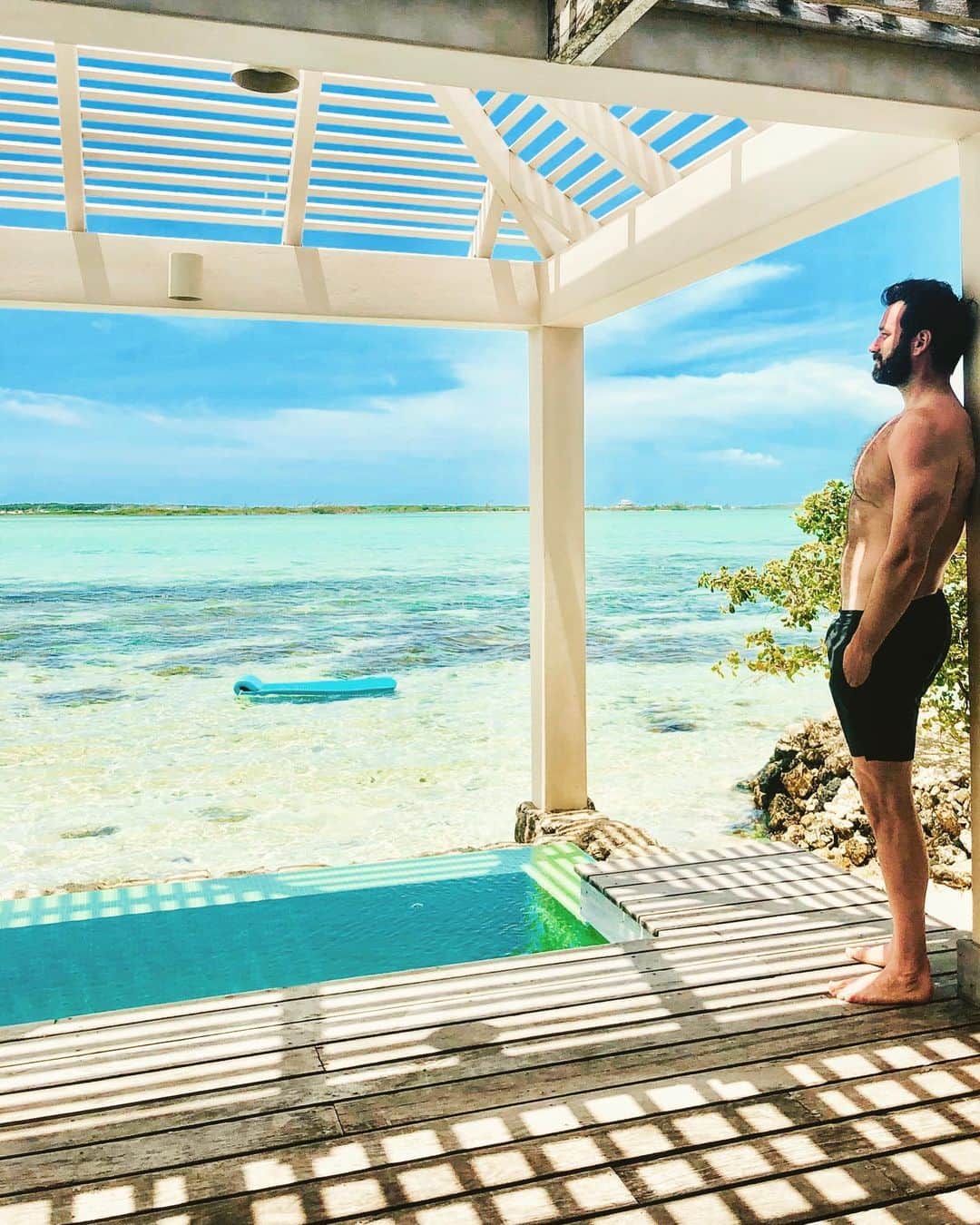 のインスタグラム：「Long couple weeks ahead so I’m headed into #Saturday like...also wishing @pattimurin and I could be back at @aprivateisland 🥰.」