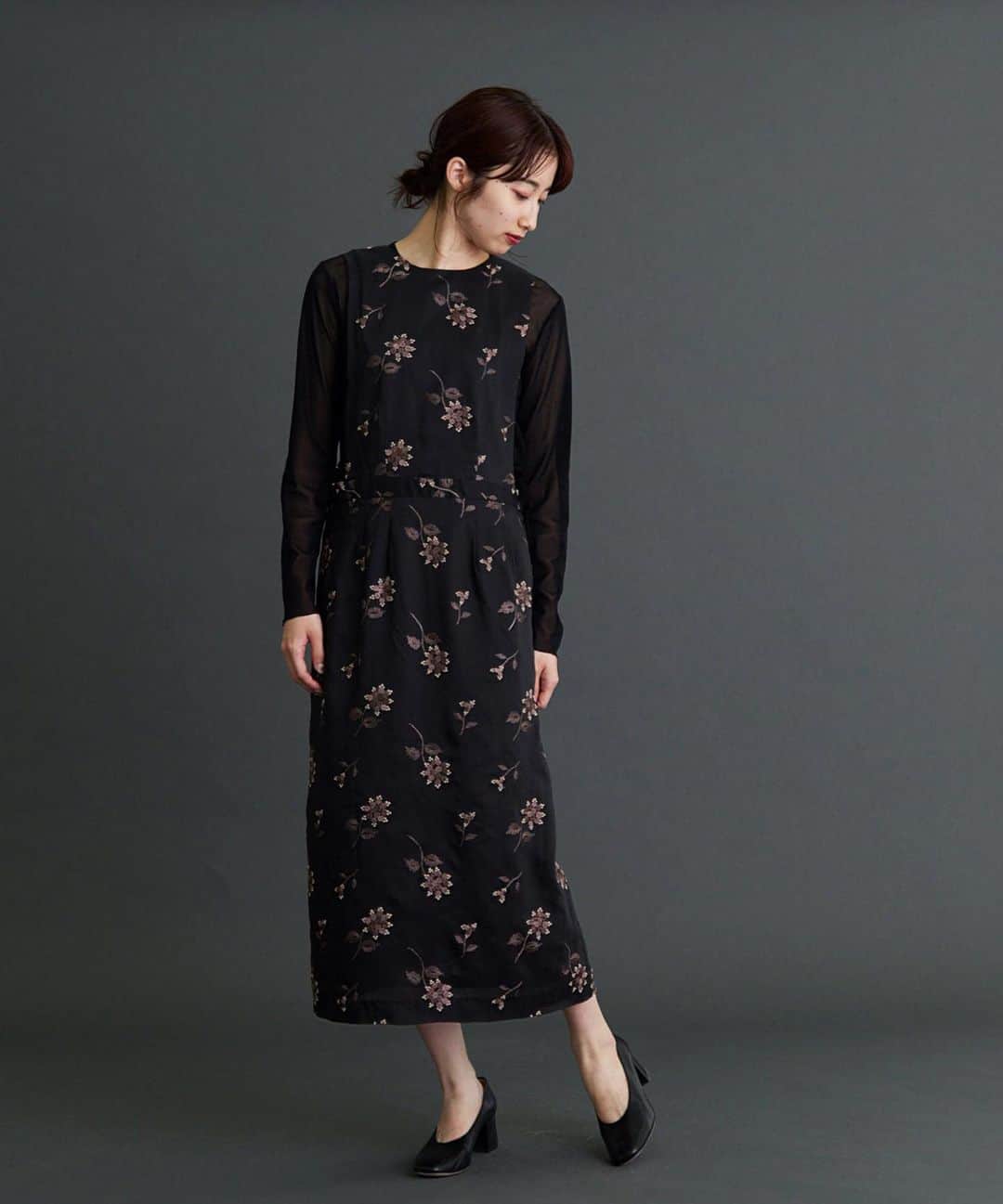 OLIKA vintage brollopのインスタグラム：「- reel embroidery -  2019 autumn  new collection  reel刺繍  実のような花のような  ボタニカル柄  #OLIKA #ambidex #2019aw #embroidery #刺繍 #vintage」