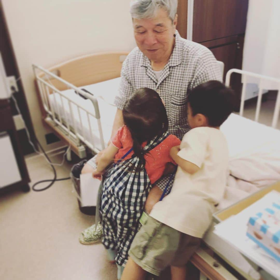 坂本美雨さんのインスタグラム写真 - (坂本美雨Instagram)「先日から、セコムのじーじ、めぐちゃんのパパが入院していたのだけど、いつもと違う、と気付いてすぐに病院に行ったので深刻な事態にならずにすんで、元気そうな姿に本当にホッとした今日。 . ちょっと遠くのショッピングモールまで車を出してくれて、めぐちゃんと私が買い出し中にセコムとなまこをプレイパークで遊ばせていてくれたり、、いつも寡黙で優しいじーじ。  元気で早く帰ってきてね、のムギューー。 @megmilk5628  #セコムとなまこ #今日のなまこちゃん」7月6日 23時45分 - miu_sakamoto