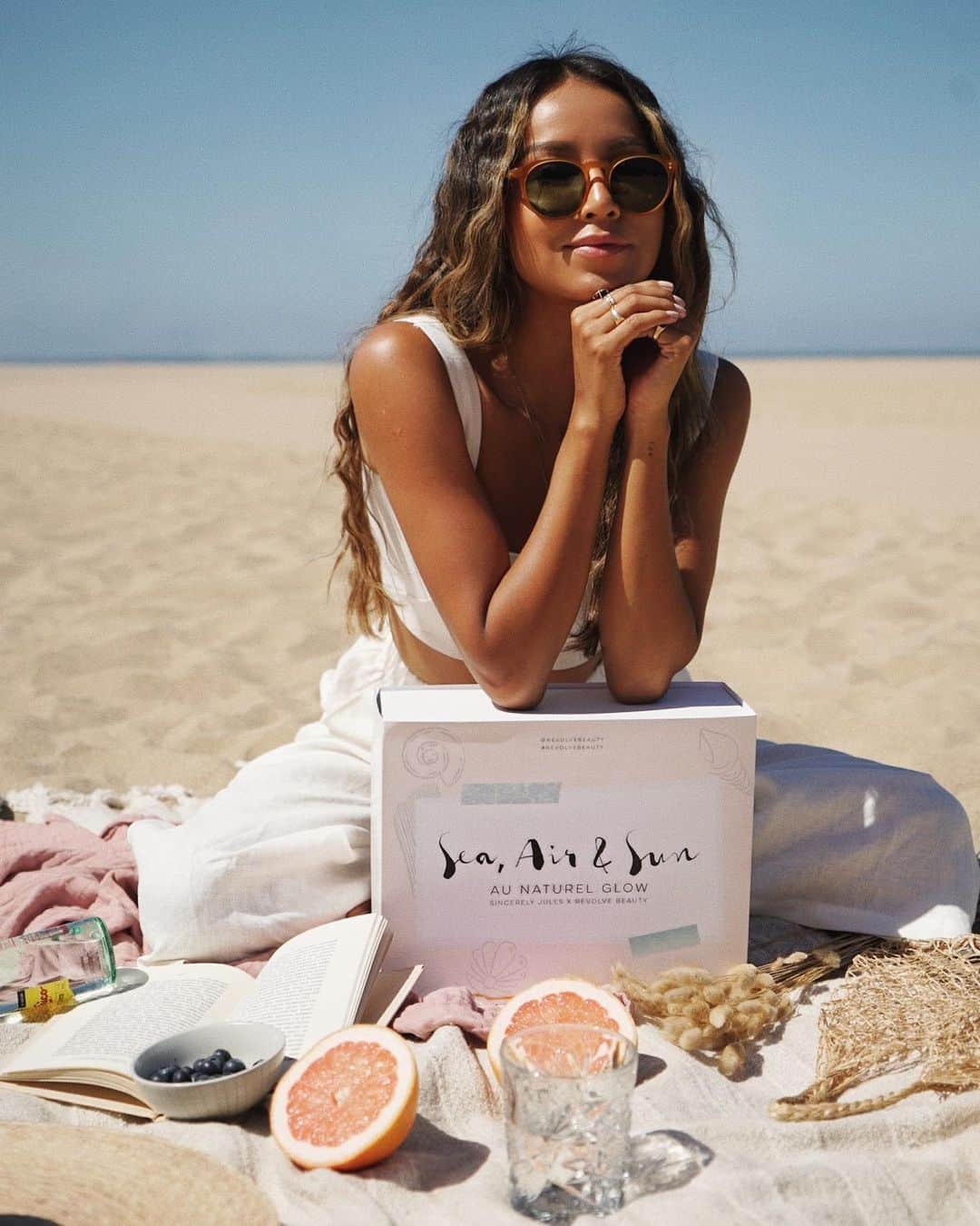 ジュリー・サリニャーナさんのインスタグラム写真 - (ジュリー・サリニャーナInstagram)「YAY GIVEAWAY!! 💕 to celebrate the launch of my SEA, AIR & SUN: Au Naturel Glow Beauty box with @revolvebeauty, we’re giving 5 lucky beach babes my beauty box PLUS $500 gift card to shop on @revolve! ☀️🌊🐚 Excited to make your summer extra glowy with all of my beauty must-haves!  here’s how to enter: ✔️ follow @sincerelyjules, @revolve + @revolvebeauty ✔️ tag 3 friends in the comments below ✔️ like this post  giveaway ends 7/8 at 11:59pm PST. winners will be notified via DM. GOOD LUCK!  we'll be choosing 5 lucky winners, selected at random. Entry period: 5:00 a.m. PST on 7/6/19 to 11:59 p.m. PST on 7/8/19. No purchase or payment necessary to enter or win. A purchase will not increase your chances of winning. Odds of winning depend on the number of eligible entries received. Five winners will be randomly chosen among all eligible entrants who are persons who follow the steps listed above or enter via the alternate mail-in method of entry. Void where prohibited. See official rules for more details. official rules: http://rvlv.me/summergiveawayrules #sweeps #giveaway #revolve #revolvebeauty #summer #beautybox #sincerelyjules」7月6日 23時45分 - sincerelyjules