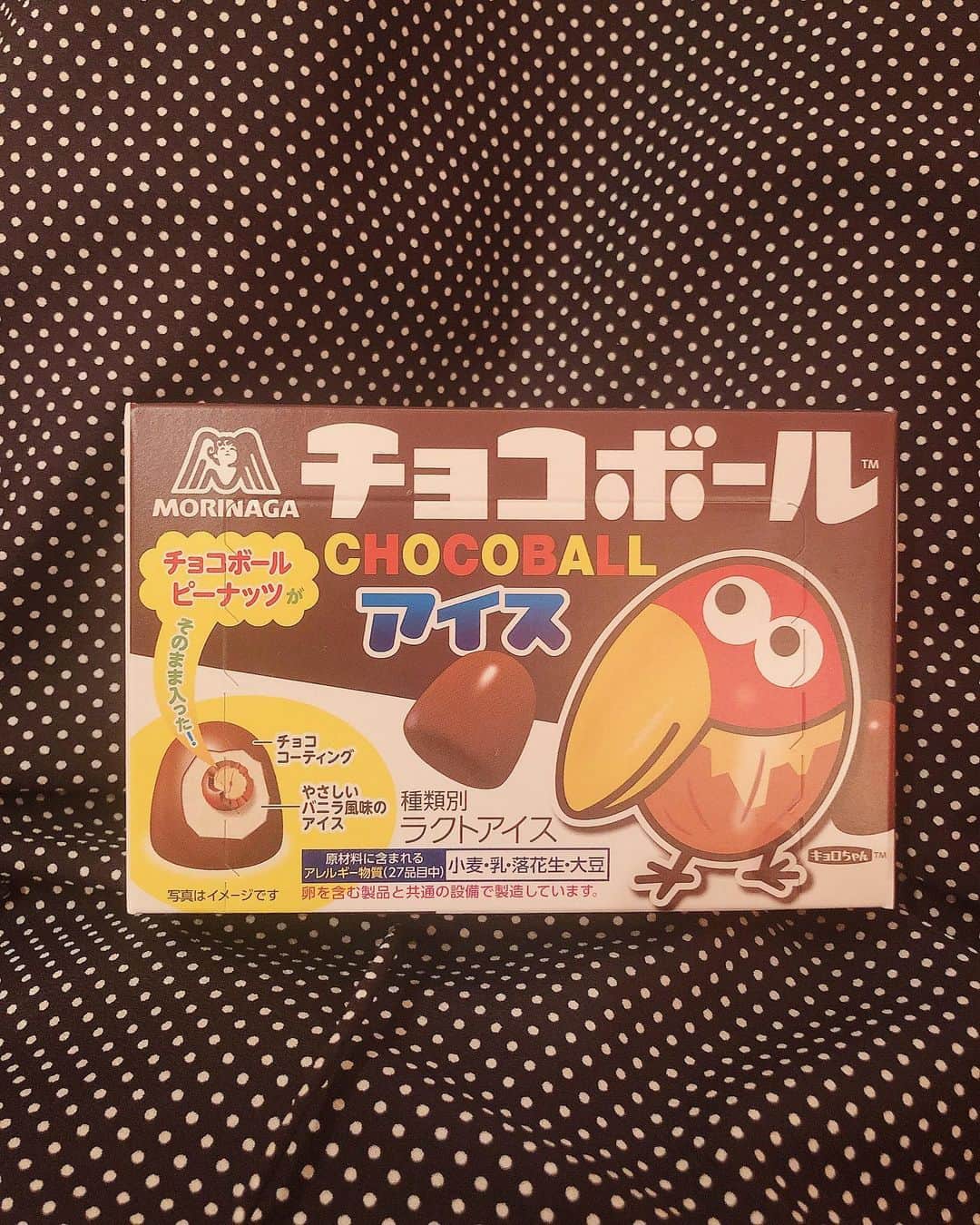 のインスタグラム：「#森永 #チョコボールアイス チェックしていたアイス！ チョコボール好きにはたまらんです。 残念ながら金のエンゼルも銀のエンゼルもついとらんです。 「アイスとチョコボール別々に食べた方がいいってなりそう！（笑）」と思っていましたが、意外とマリアージュしていて美味しかったです！ 小粒で、個装で、食べやすいのも嬉しいです。わけわけして食べましょう。 #アイ活 #morinaga #icecream #コンビニアイス #新作アイス #永遠にたまらない銀のエンゼル」
