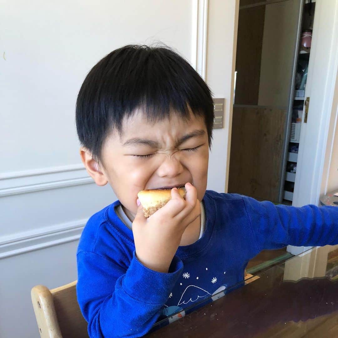 生島早織さんのインスタグラム写真 - (生島早織Instagram)「3歳児の寝言💤 『ベイビーは、メロンパンが食べたいのだ‼️』 なかなかの大きな声です😅  もともとメロンパンが大好きな次男❤️ ブラジルでは売ってない💦  作るしかない💨  しかし、材料が・・・ 強力粉はいつもあるのですが、小麦粉が・・・ 今家にあるのは全粒粉のみ。 『メロンパンじゃない！』 と、言われかねないので、前もって今日のメロンパンは特別にチョコレート味です！  という事に😁  いつも通り長男がお手伝いしてくれて見た目はともあれ味はメロンパン👍  双子達喜んで食べてくれたので大成功👍  残りは3つ🤣  そして、もう１つのリクエスト🚞  電車ゴッコの好きな2人にお得意の段ボールで📦  張り切ってトーマスの顔を作ったつもりが・・・・ バカ殿だ〜🤣🤣🤣 子供達にはトーマス列車だ〜😁 って、言ってもらえました❤️ ありがとう💕💕💕 つぎはボディをペインティングしたいらしい😅  トーマス色に？ バカ殿風に？笑  #双子育児  #双子ママ  #手作りおもちゃ #段ボールおもちゃ #双子兄弟 #バカ殿 #メロンパン #家遊び #海外育児 #海外生活 #ブラジル生活 #クリチバ  #curitiba  #twinstagram」7月6日 23時47分 - saori.ikushima