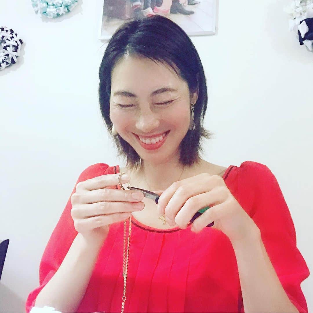 佐藤康恵さんのインスタグラム写真 - (佐藤康恵Instagram)「明日は久しぶりのYS Jewel💎ジュエリーワークショップの日🏵 私は参加している皆さんと楽しくて楽しくて写真のように笑いながらしっかり指導させていただきます🌟😋 先日のジュエリーワークショップは地元の飯能で開催して、なんと！私の大好物✨地元の銘菓『四里餅』をいただき幸せ時間を過ごしてしまいました💖 この四里餅(しりもち)は昔、はなまるマーケットにゲスト出演した時に【朝のおめざ】で紹介しました🌟ホント！皆さんに一度でいいから食べて欲しい✨‼️ 明日は七夕🎋（╹◡╹）🎶カフェShelter KUKOさんにて14時〜ジュエリーワークショップやります💎 皆さんの願いが叶いますように🌟おやすみなさい🌙😘 #七夕 #佐藤康恵 #ysjewel #model #actress #さとうやすえ #singer #designer #mama #ワークショップ #shelterkuko #代々木八幡 #cafe」7月6日 23時47分 - yasuesato.official