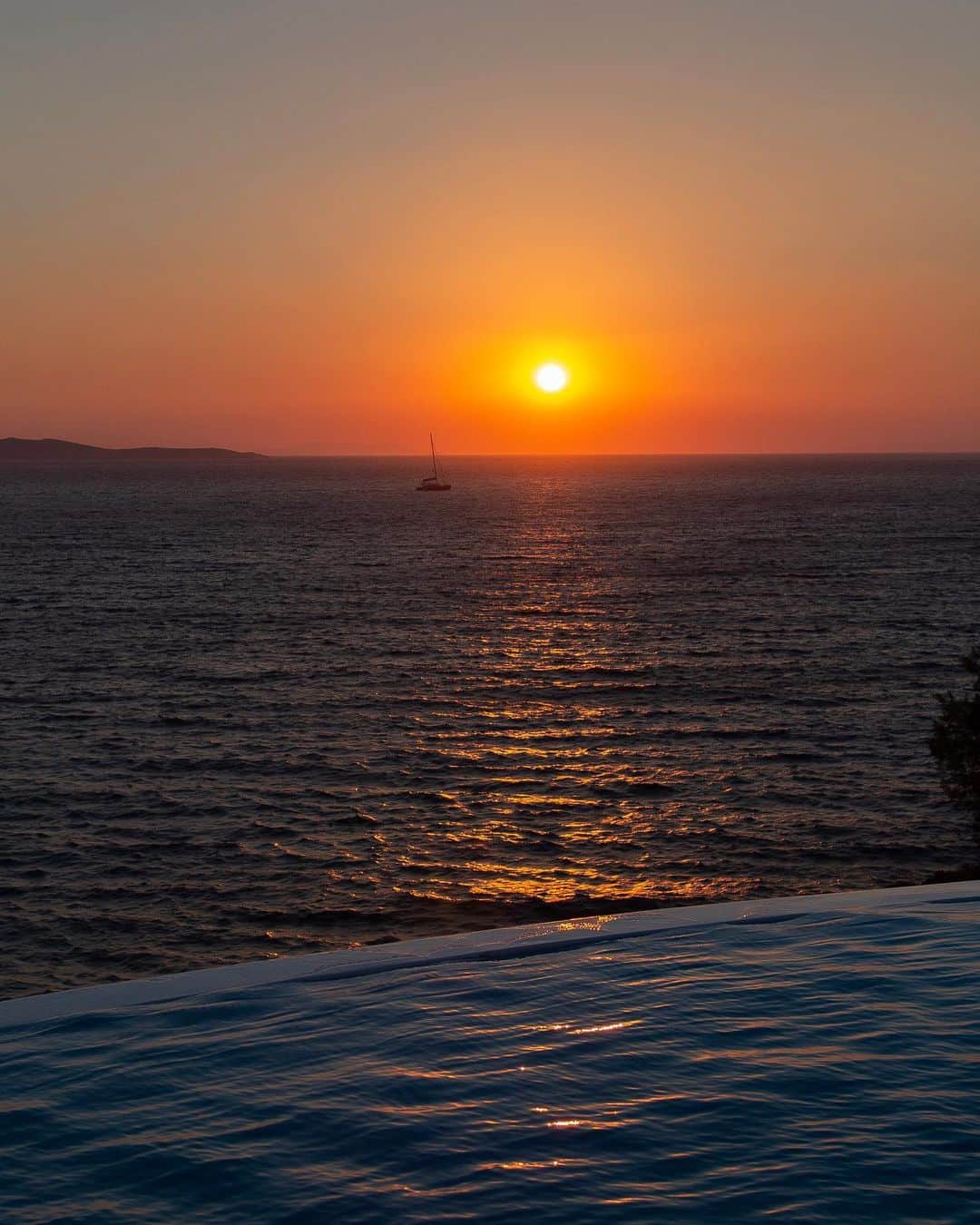 イザベル・グラールさんのインスタグラム写真 - (イザベル・グラールInstagram)「Life is better at the beach 🏝 Take 2 #greece #vacation #mykonos #sunset」7月6日 23時48分 - izabelgoulart