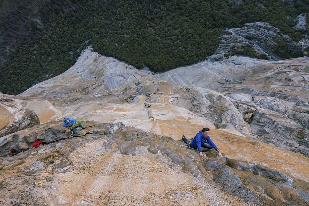patagoniaさんのインスタグラム写真 - (patagoniaInstagram)「With 29 pitches below him and only a few short of topping out, Eric eases into the 11d off Long Ledge.⁠ ⁠ Photo:@_drew_smith_⁠」7月7日 0時00分 - patagonia