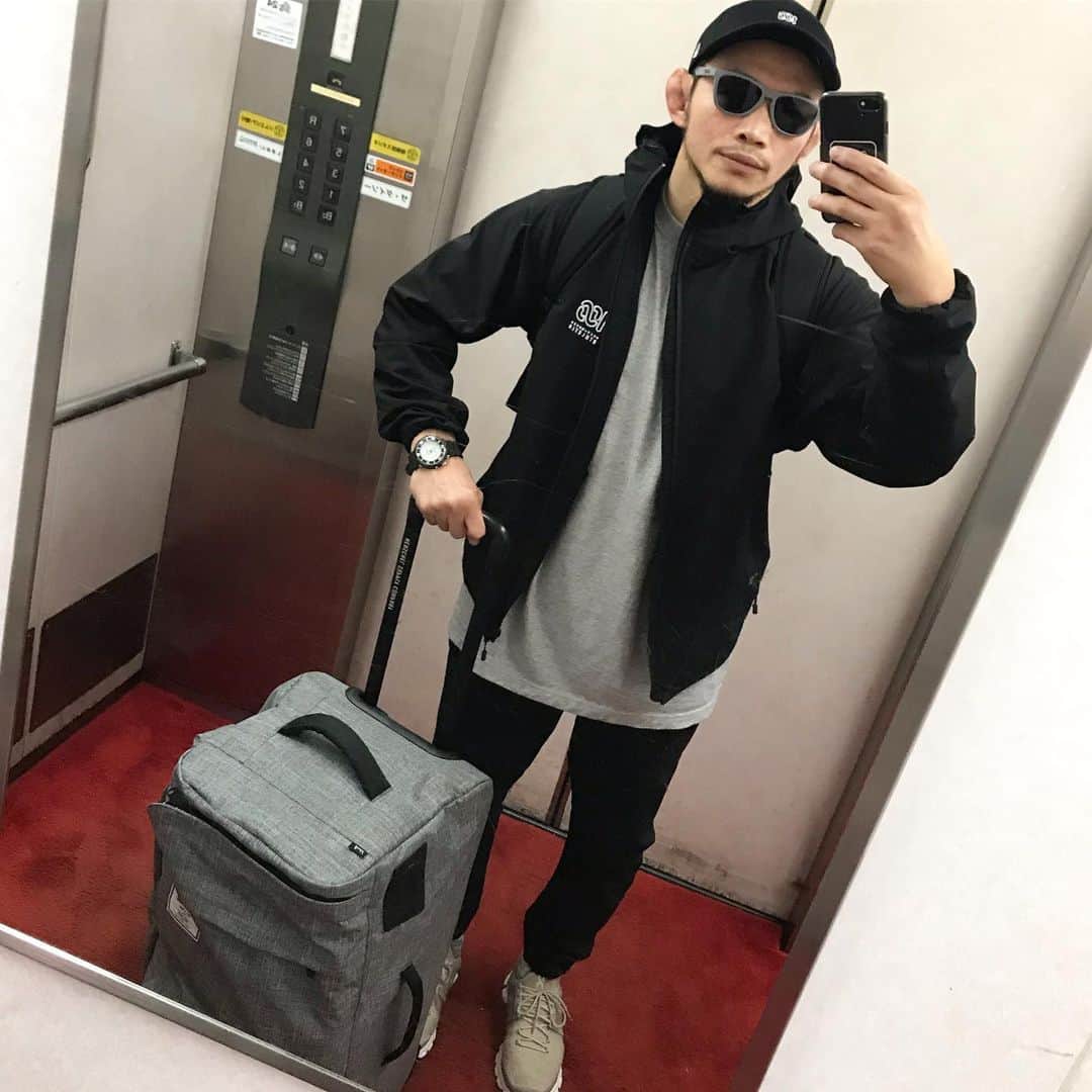のインスタグラム：「#宇野薫のテーマがありすぎコーディネート  UNO DOJO→UNO TRAINING終了  今日も大荷物！！ ちょっと涼しいので、100Aの新作 セットアップが丁度いい。  #onehundredathletic #100athletic  #100A #unocaolshowten #caoluno  #newerajapan #oakleyfrogskins  #onrunning #onfriends  #herschelsupply  #herscheljapan #stancesocks  #宇野薫」