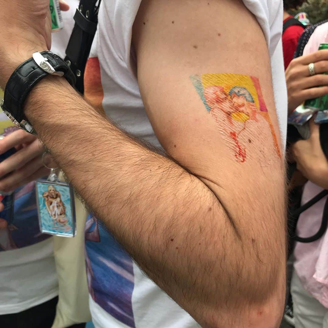 JWアンダーソンさんのインスタグラム写真 - (JWアンダーソンInstagram)「JW Anderson tattoos for London Pride 2019 by @polanglada 🏳️‍🌈 #kissingcorner」7月6日 23時54分 - jw_anderson