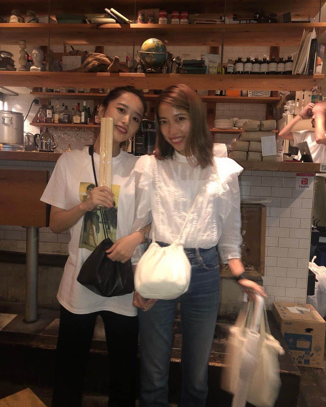 近藤千尋のインスタグラム：「私が手に持っているのは お素麺じゃなく りーちゃんのお土産の ランチョンマットです❤️笑🍽 いつも持ち物が被るんですが、 今日はカバンでした💗笑 おやすみなさい😘💤🌙」