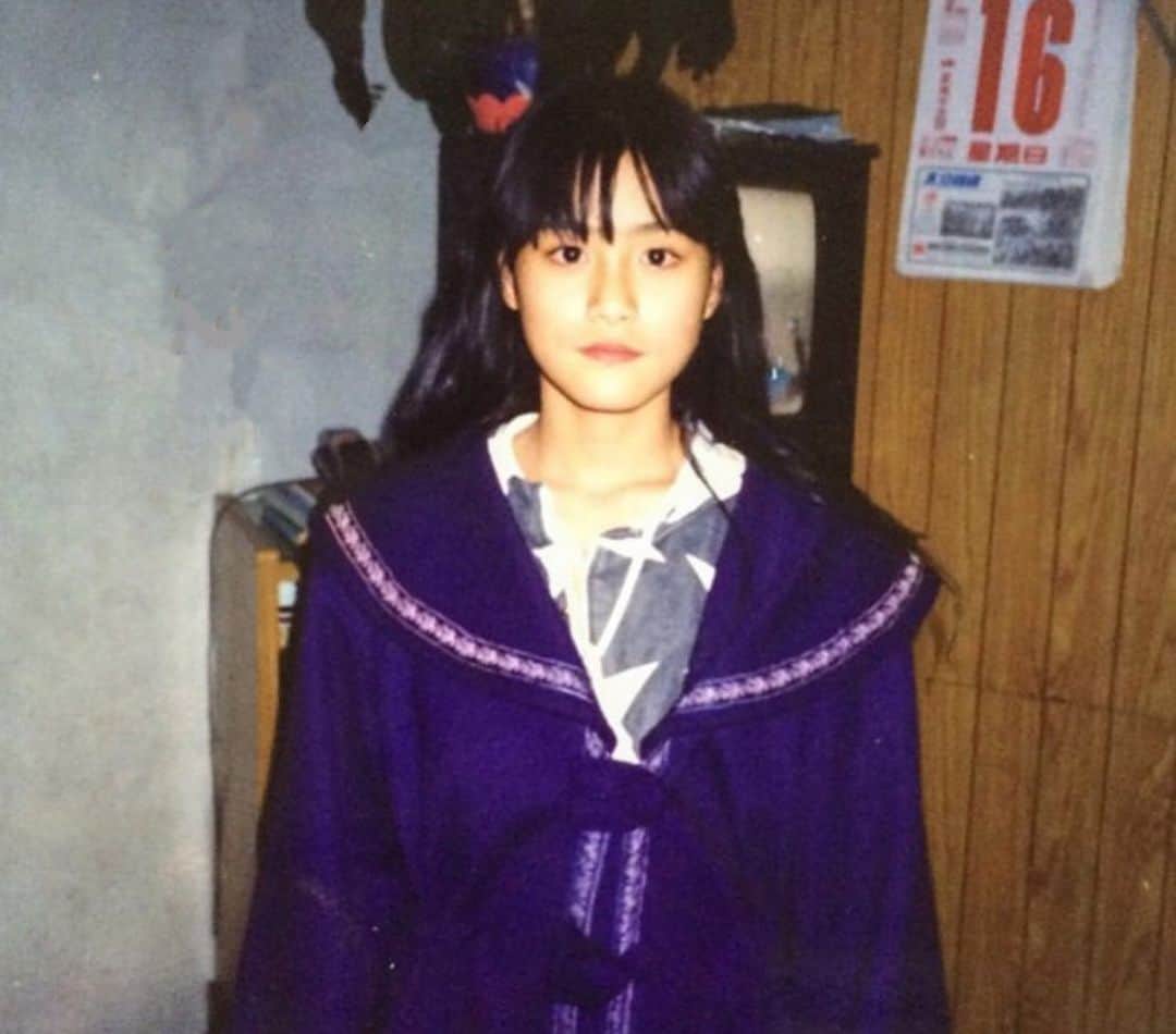 Liga Chiangのインスタグラム：「霍格華茲第N屆校服 🧣🎓🧳🧥 我是鄧不利多的學生🧹🧹🧹 今天遇到的學妹都跟我說  可能我在學院學過最好的魔法成績叫 凍齡💬  #我是哈利波特大9屆的學姊 #小石內卜20屆的學妹  #現在變麻瓜不會魔法  #😂😂😂 #我那年代校服顏色已經很時尚🦢 #好啦自己開自己玩笑開大了晚安 我弟帶假髮 @chiang111222  #我有點帥 😎 #hogwartsschoolofwitchcraftandwizardry  #harrypotter #harrypottercosplay #hogwartsschoolofmagic #dumbledore #severussnape #me #ligachiang #twelveyearsold」