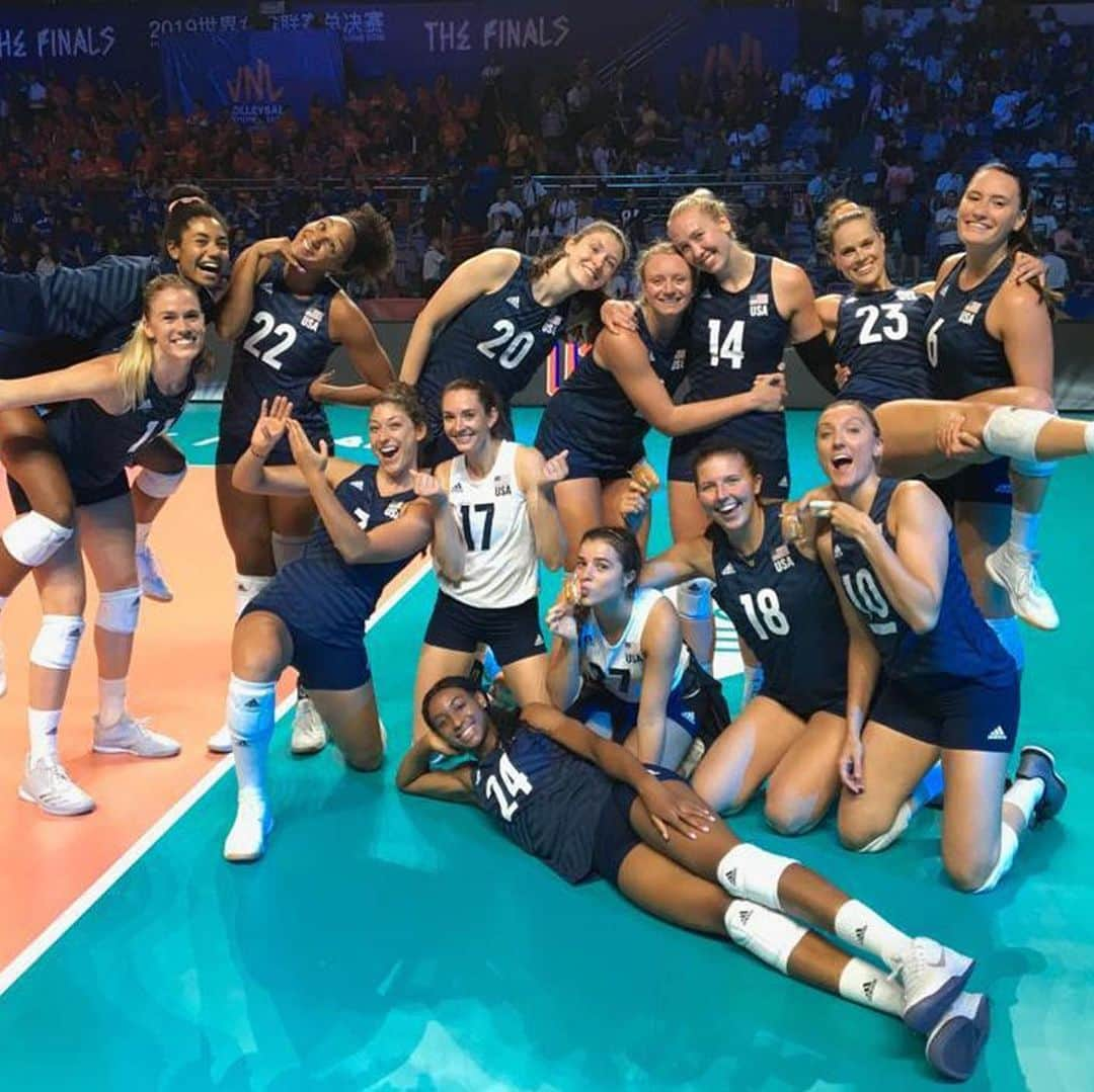 USA Volleyballさんのインスタグラム写真 - (USA VolleyballInstagram)「@usavwnt is 1️⃣ win from defending VNL 🥇. @teamusa defeat China 3-1 in the @FIVBVolleyball #VNL #semifinals and will now face #Brazil on Sunday at 7:30 a.m. Live 🎥 provided by @olympicchannel. Full recap on usavollleyball.org.」7月7日 0時10分 - usavolleyball