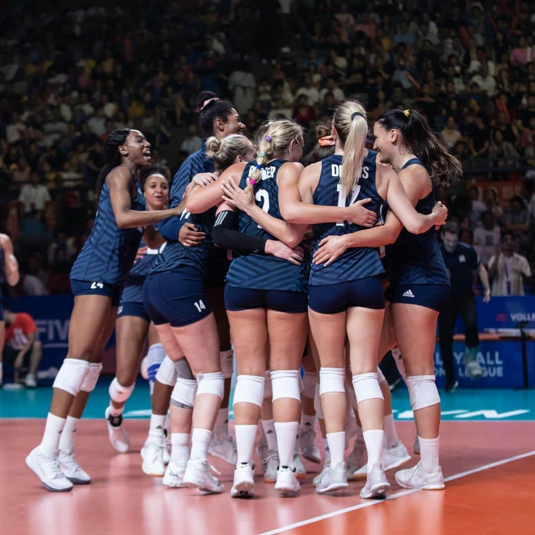 USA Volleyballさんのインスタグラム写真 - (USA VolleyballInstagram)「@usavwnt is 1️⃣ win from defending VNL 🥇. @teamusa defeat China 3-1 in the @FIVBVolleyball #VNL #semifinals and will now face #Brazil on Sunday at 7:30 a.m. Live 🎥 provided by @olympicchannel. Full recap on usavollleyball.org.」7月7日 0時10分 - usavolleyball