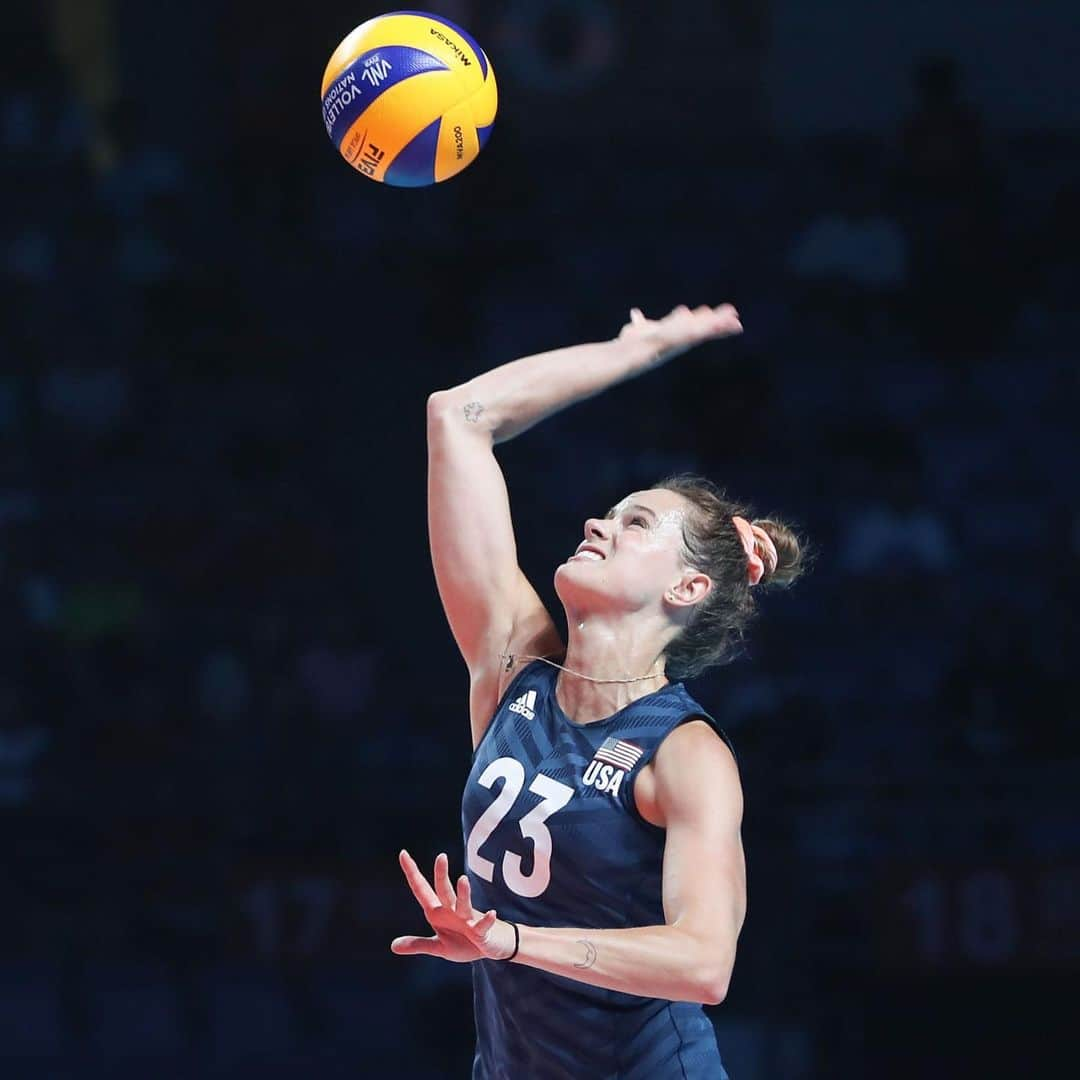 USA Volleyballさんのインスタグラム写真 - (USA VolleyballInstagram)「@usavwnt is 1️⃣ win from defending VNL 🥇. @teamusa defeat China 3-1 in the @FIVBVolleyball #VNL #semifinals and will now face #Brazil on Sunday at 7:30 a.m. Live 🎥 provided by @olympicchannel. Full recap on usavollleyball.org.」7月7日 0時10分 - usavolleyball