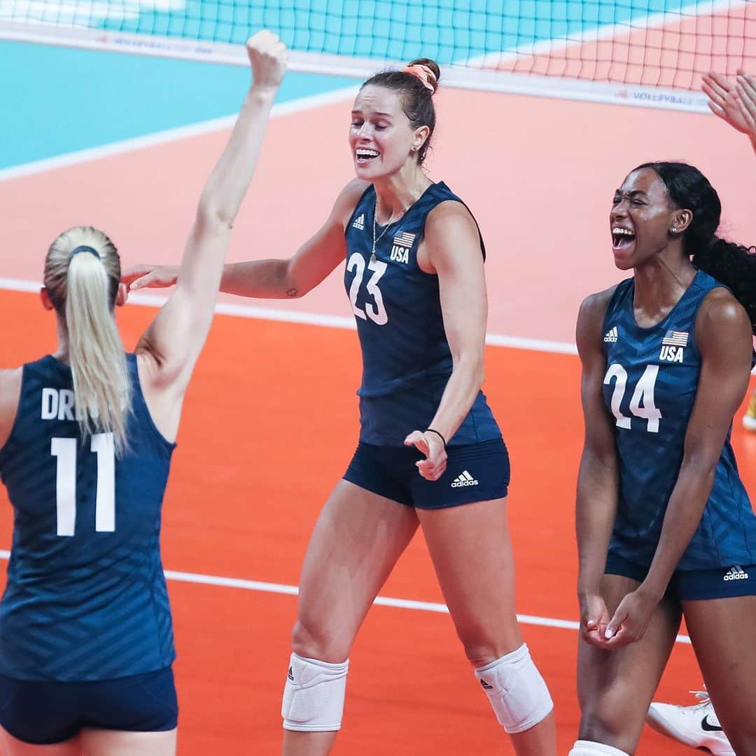 USA Volleyballさんのインスタグラム写真 - (USA VolleyballInstagram)「@usavwnt is 1️⃣ win from defending VNL 🥇. @teamusa defeat China 3-1 in the @FIVBVolleyball #VNL #semifinals and will now face #Brazil on Sunday at 7:30 a.m. Live 🎥 provided by @olympicchannel. Full recap on usavollleyball.org.」7月7日 0時10分 - usavolleyball